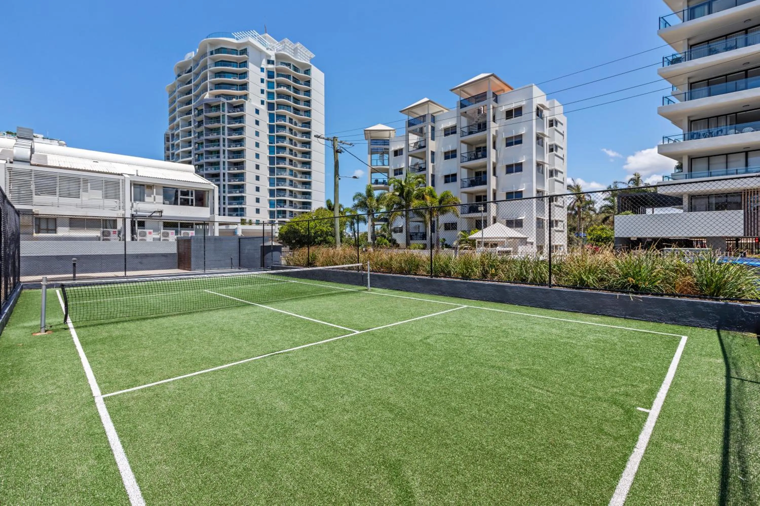 Tennis court in Northwind Beachfront Apartments