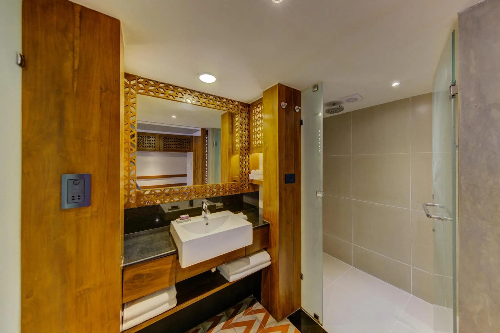 Bathroom, Bed in Cinnamon Bey Beruwala