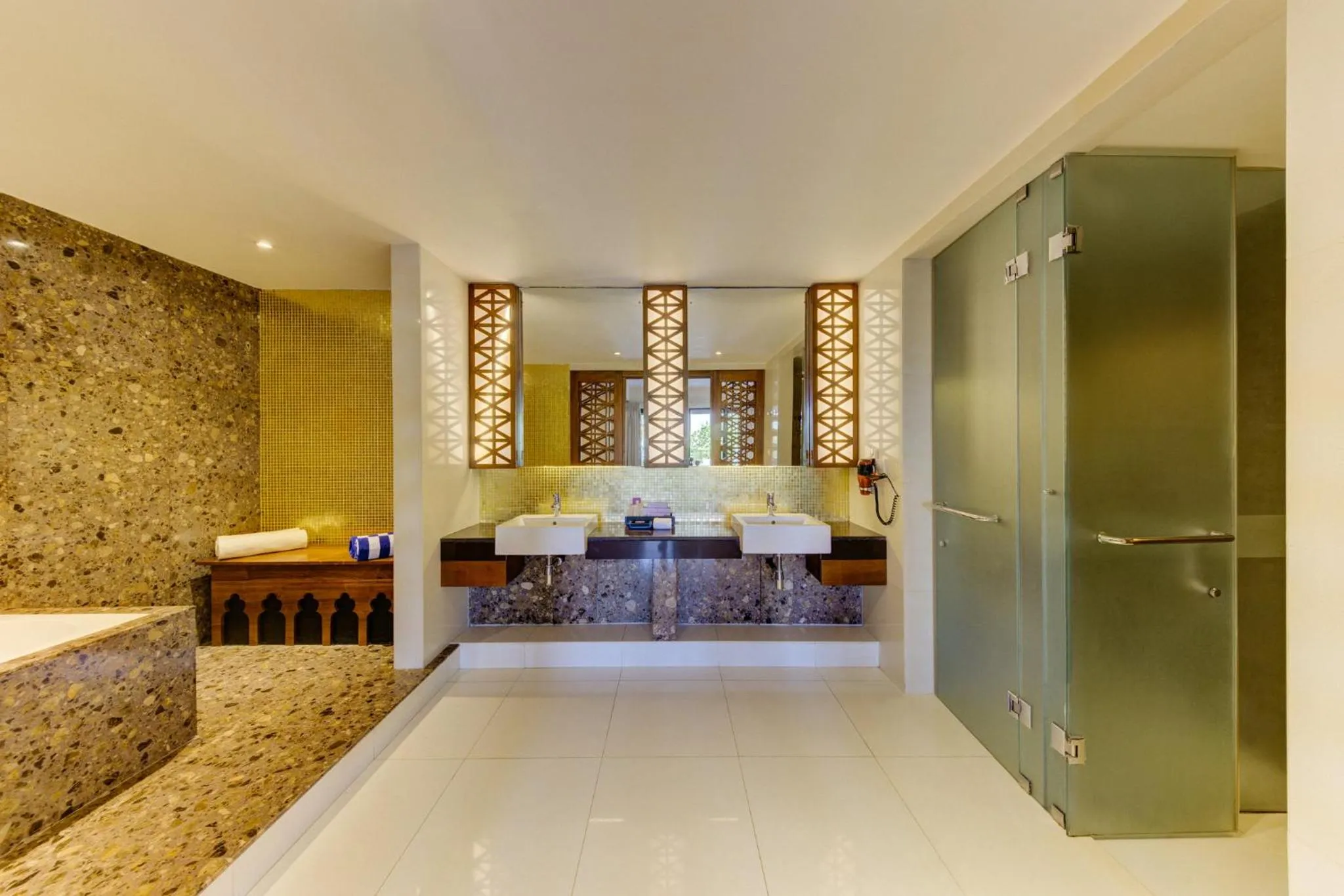 Bathroom in Cinnamon Bey Beruwala