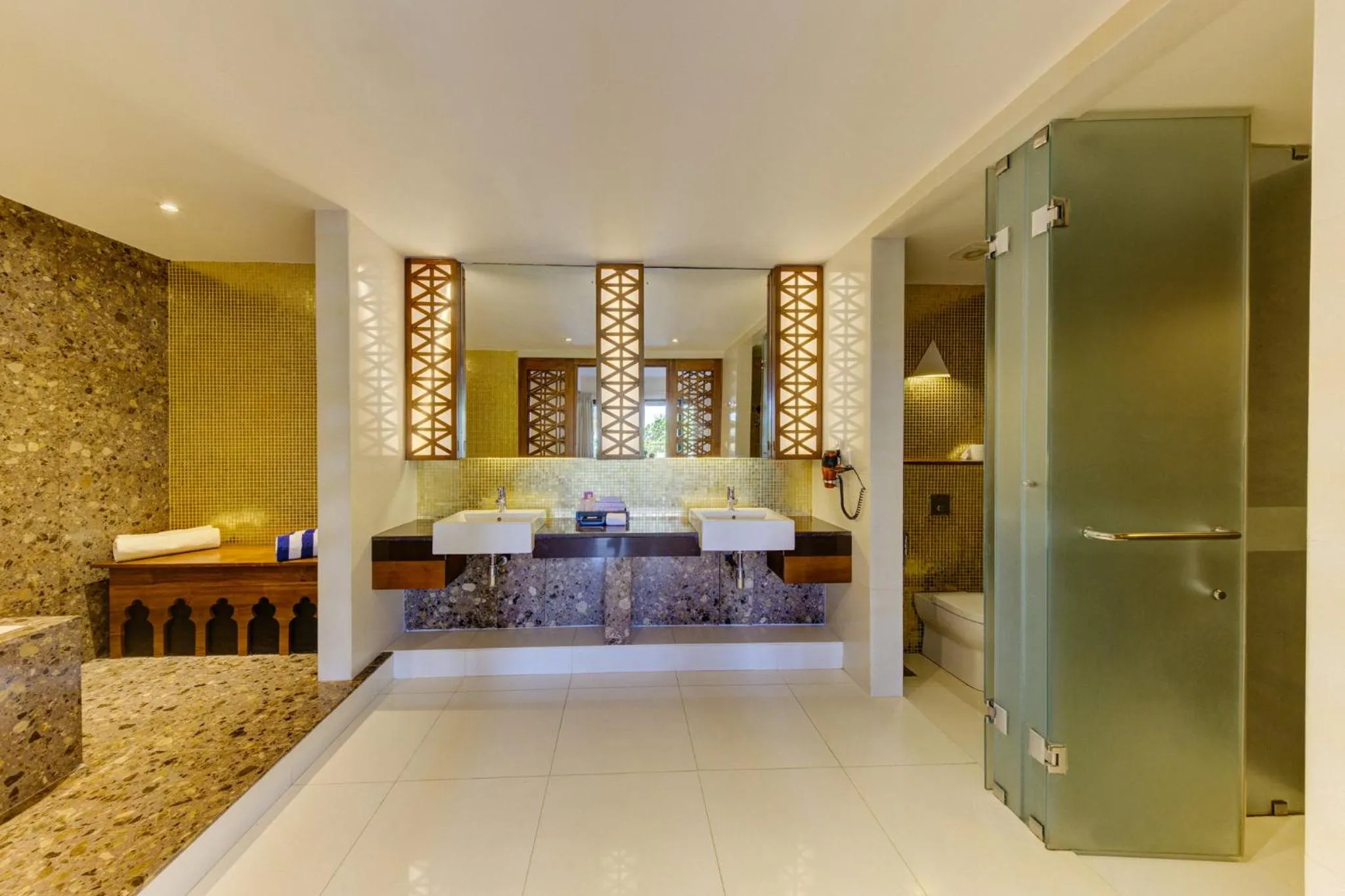 Bathroom in Cinnamon Bey Beruwala