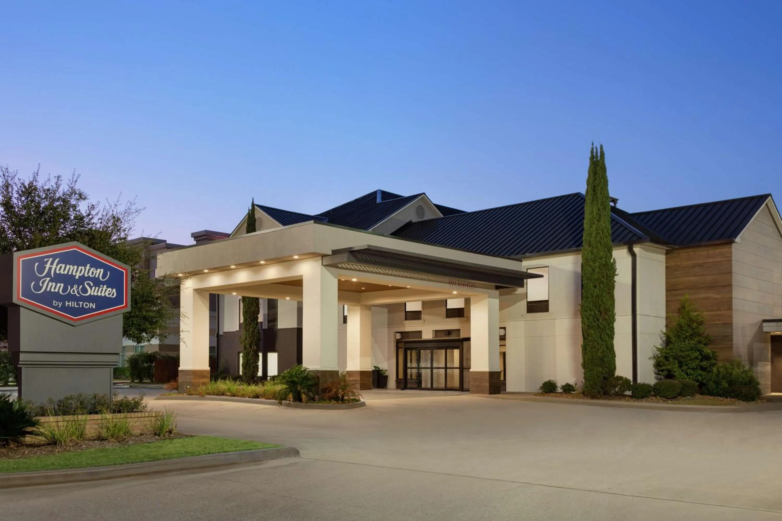 Property building in Hampton Inn & Suites Houston-Cypress Station