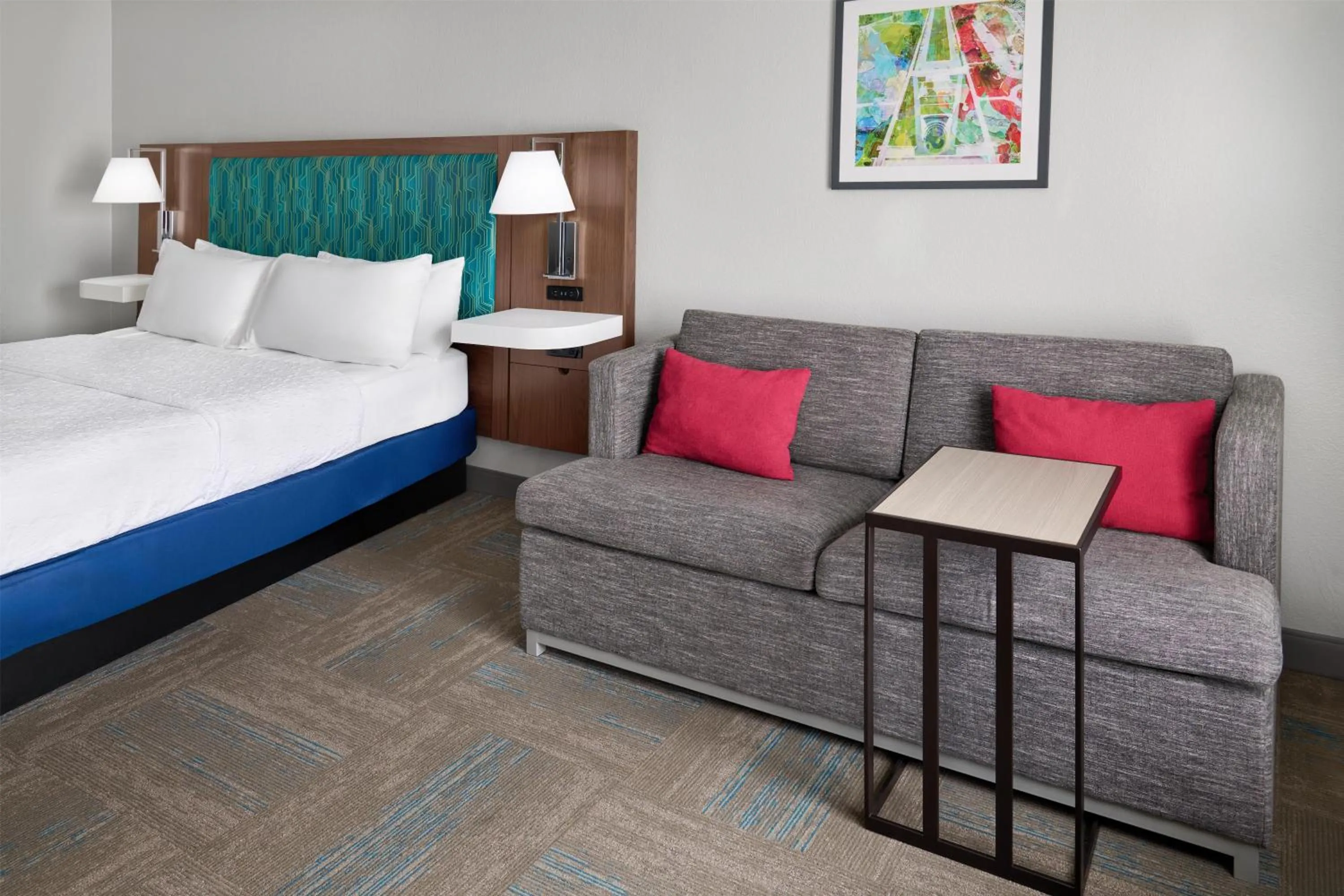 Living room, Bed in Hampton Inn Kansas City The Legends