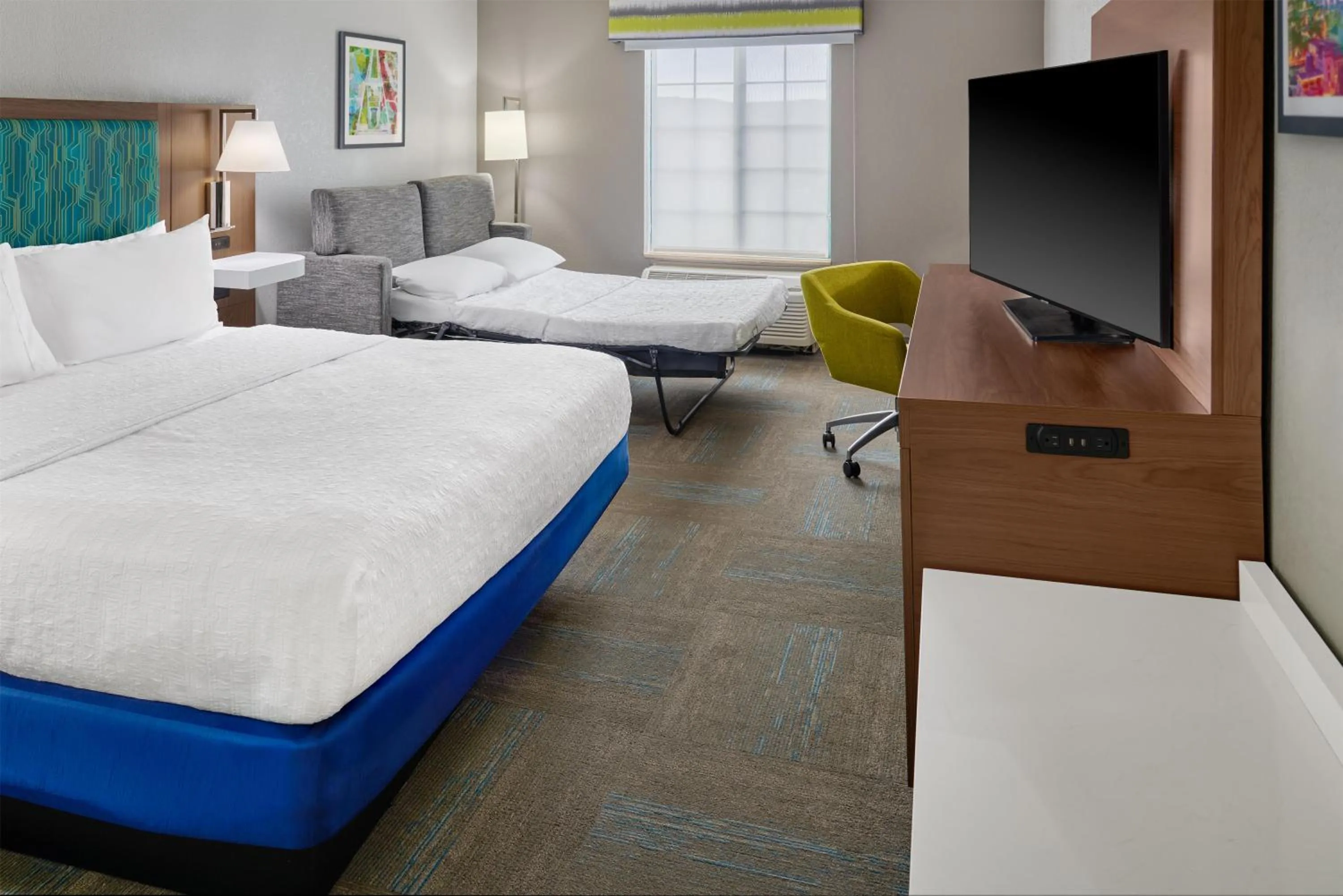 Living room, Bed in Hampton Inn Kansas City The Legends