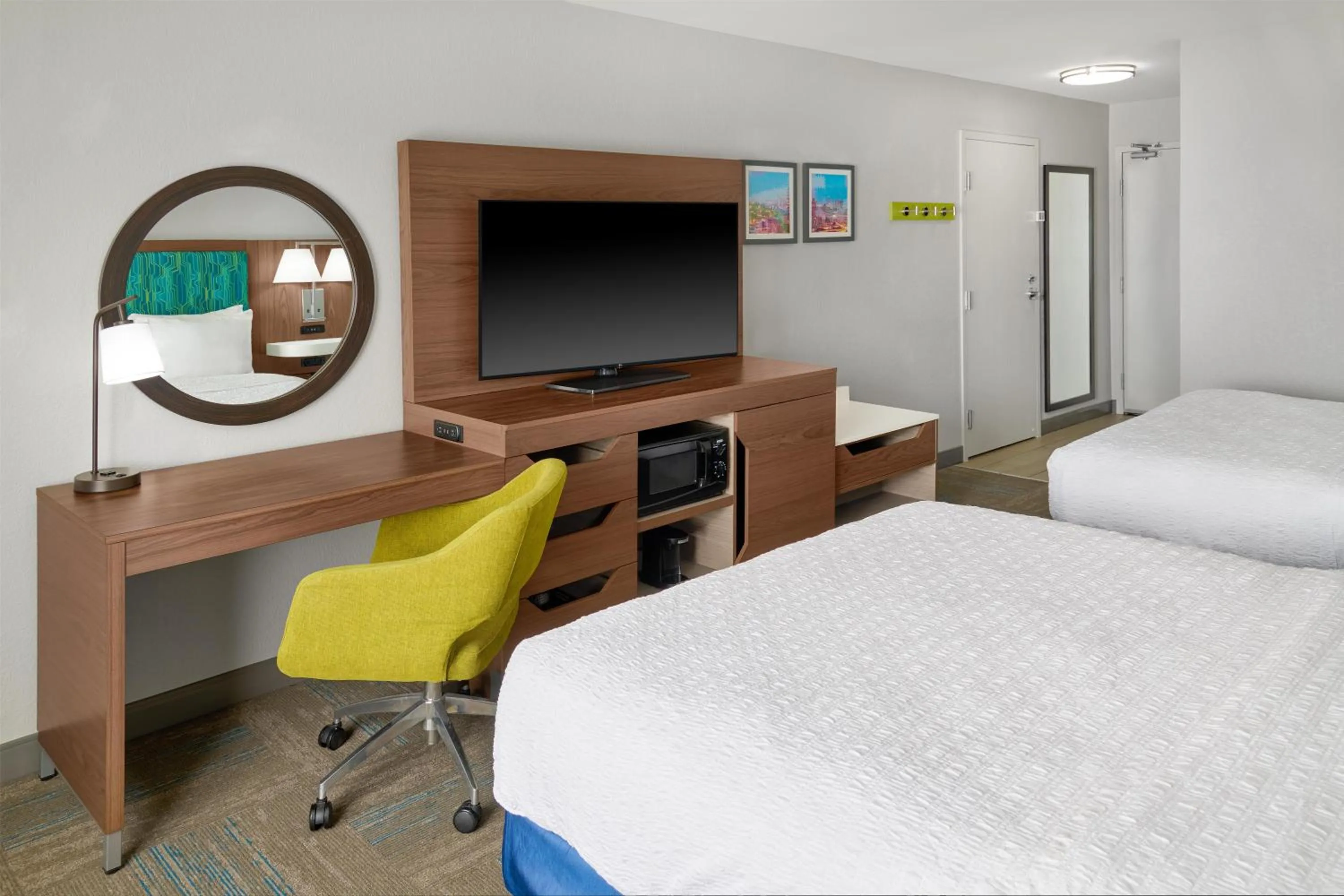 Bedroom, Bed in Hampton Inn Kansas City The Legends