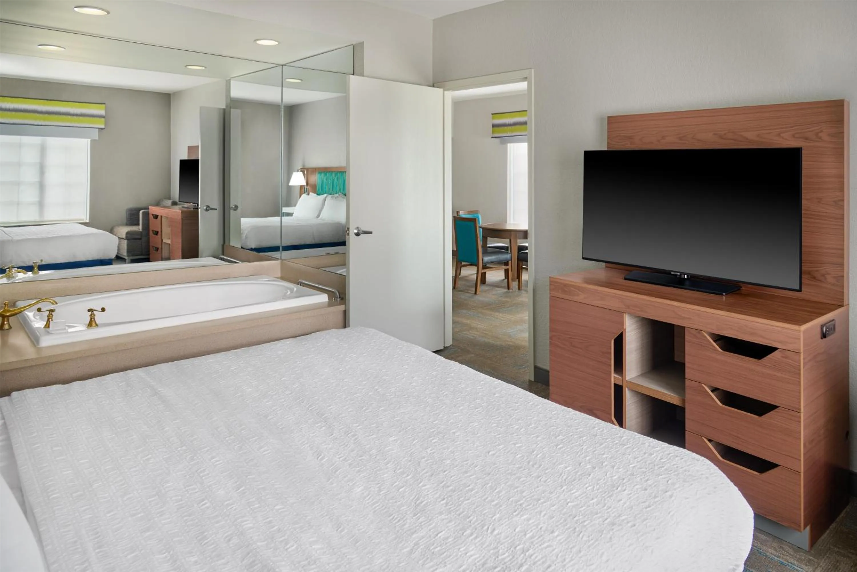 Bed in Hampton Inn Kansas City The Legends