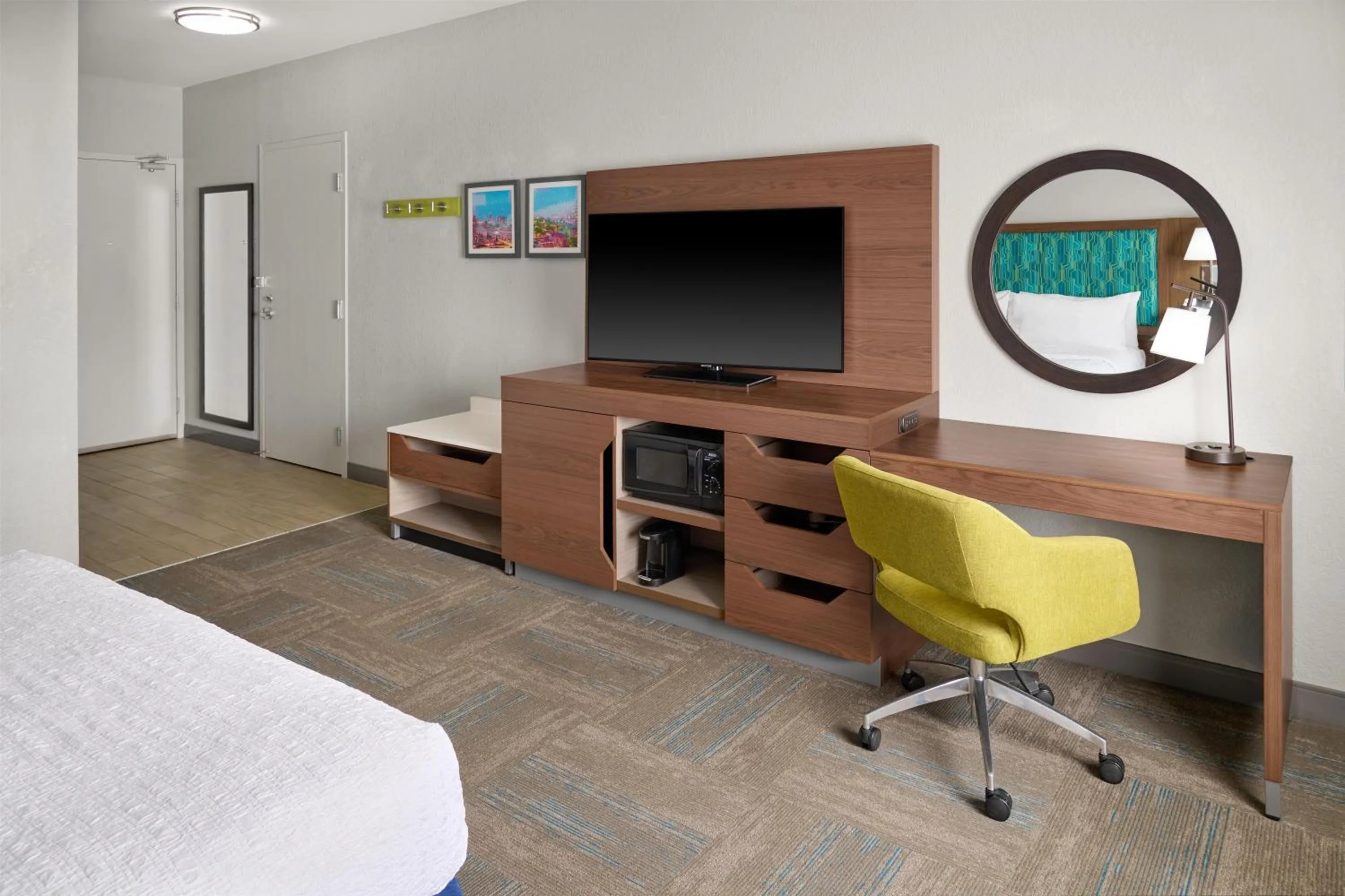 Bedroom, Bed in Hampton Inn Kansas City The Legends