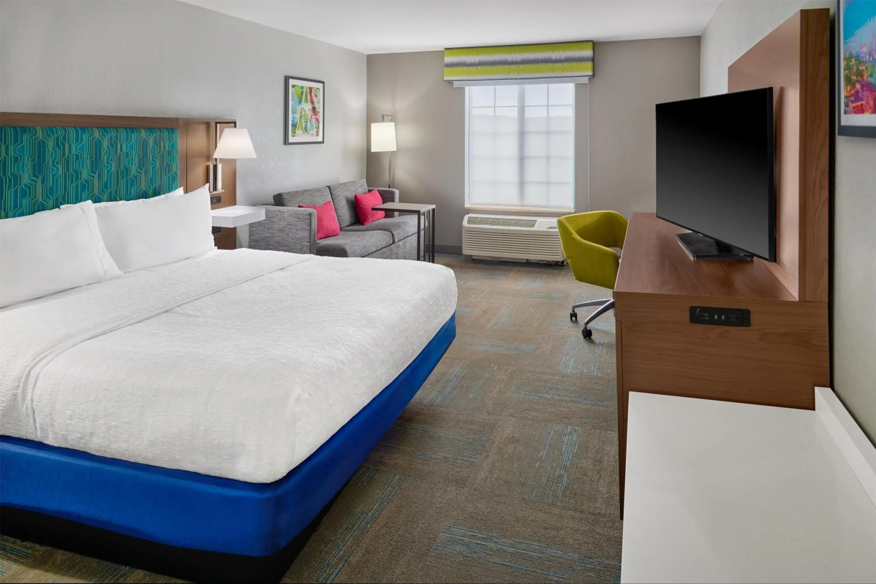 Living room, Bed in Hampton Inn Kansas City The Legends