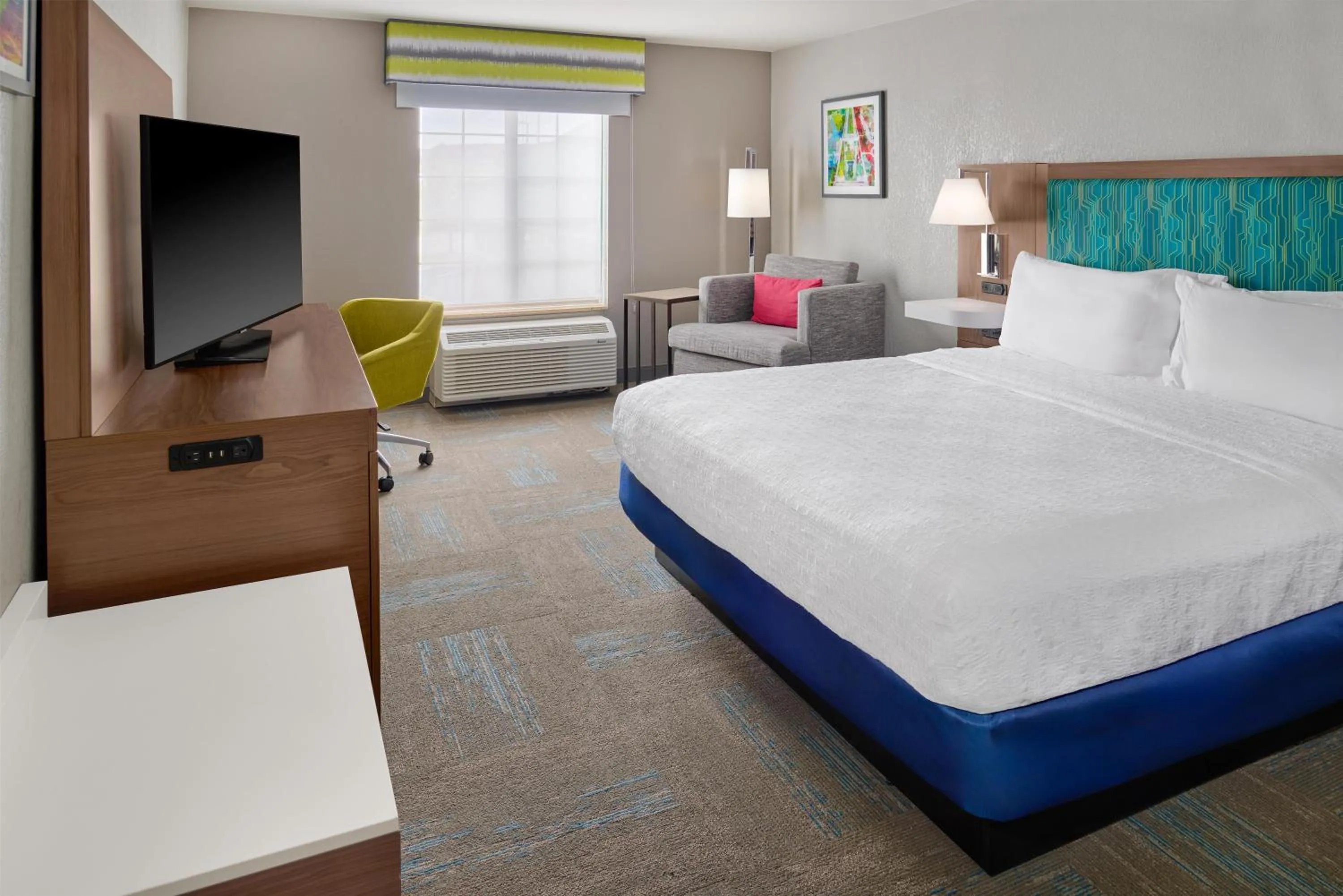 Bed in Hampton Inn Kansas City The Legends