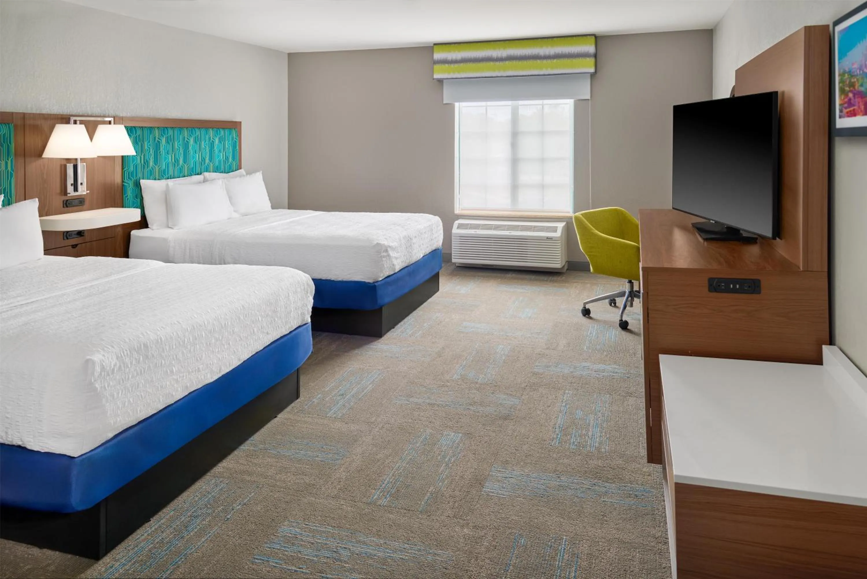 Bed in Hampton Inn Kansas City The Legends