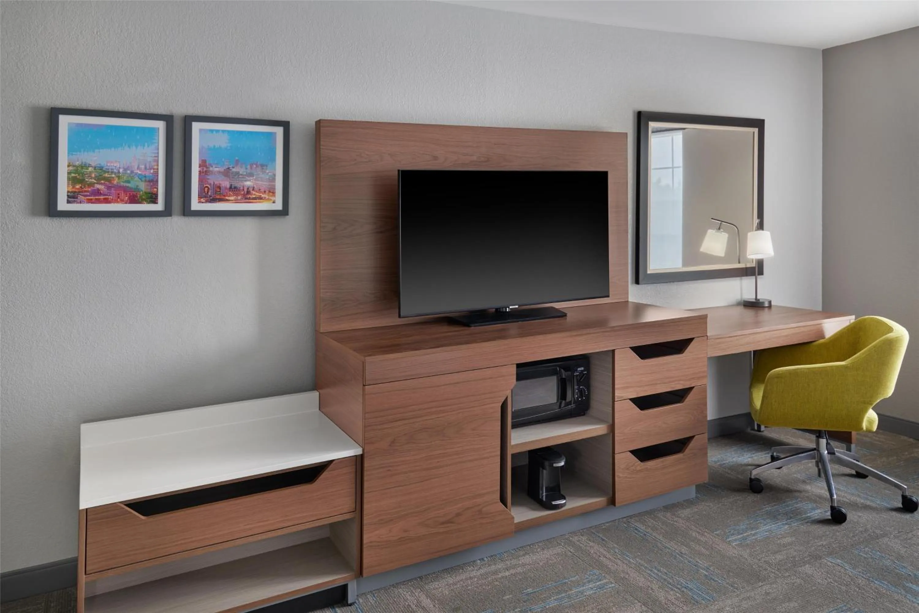 Bedroom in Hampton Inn Kansas City The Legends