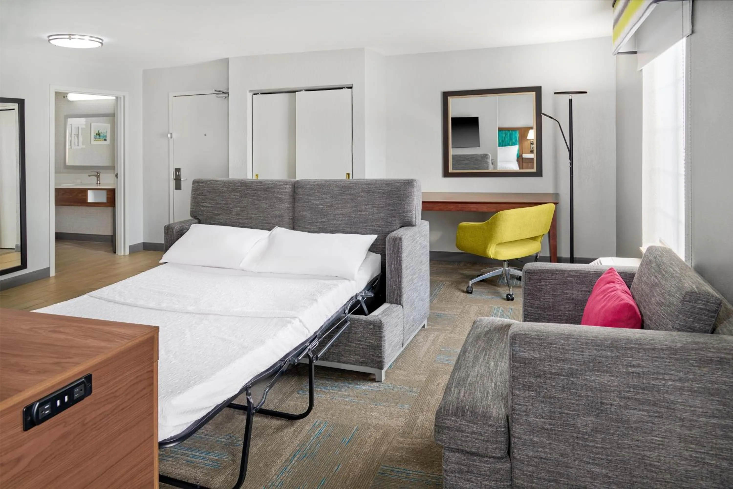 Living room, Bed in Hampton Inn Kansas City The Legends