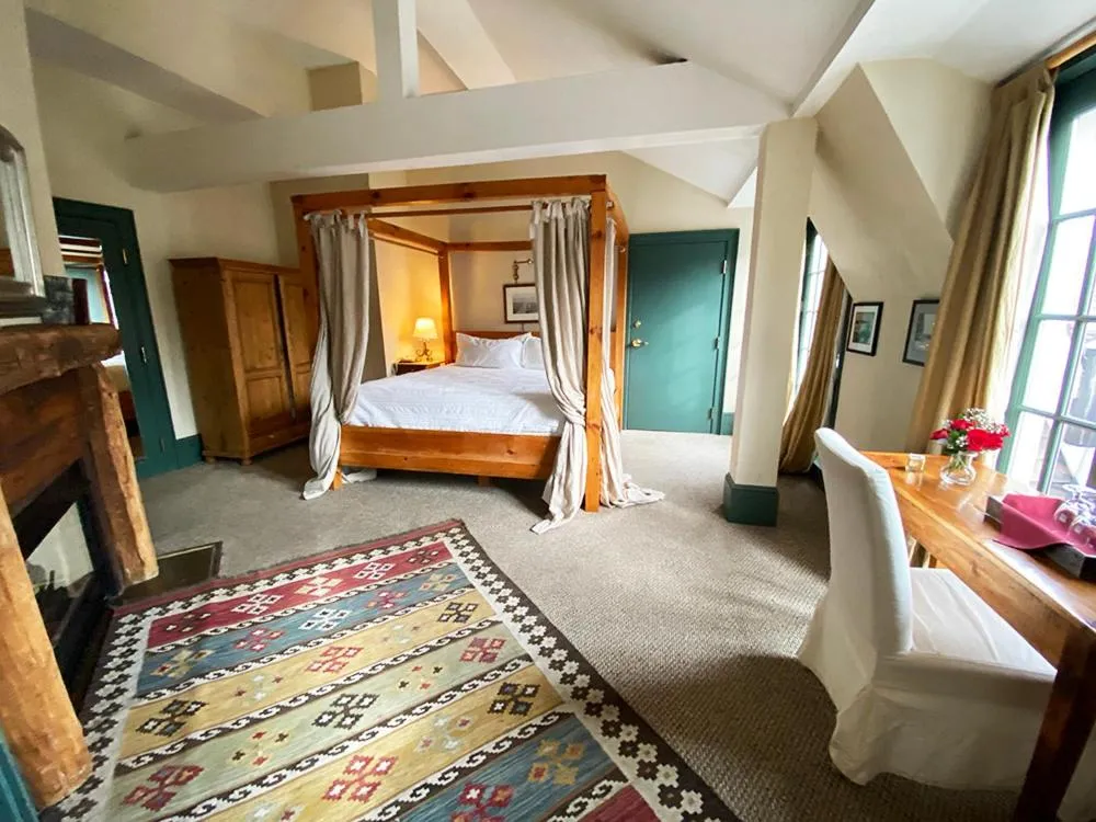 Deluxe King Room in The Red Lion Inn