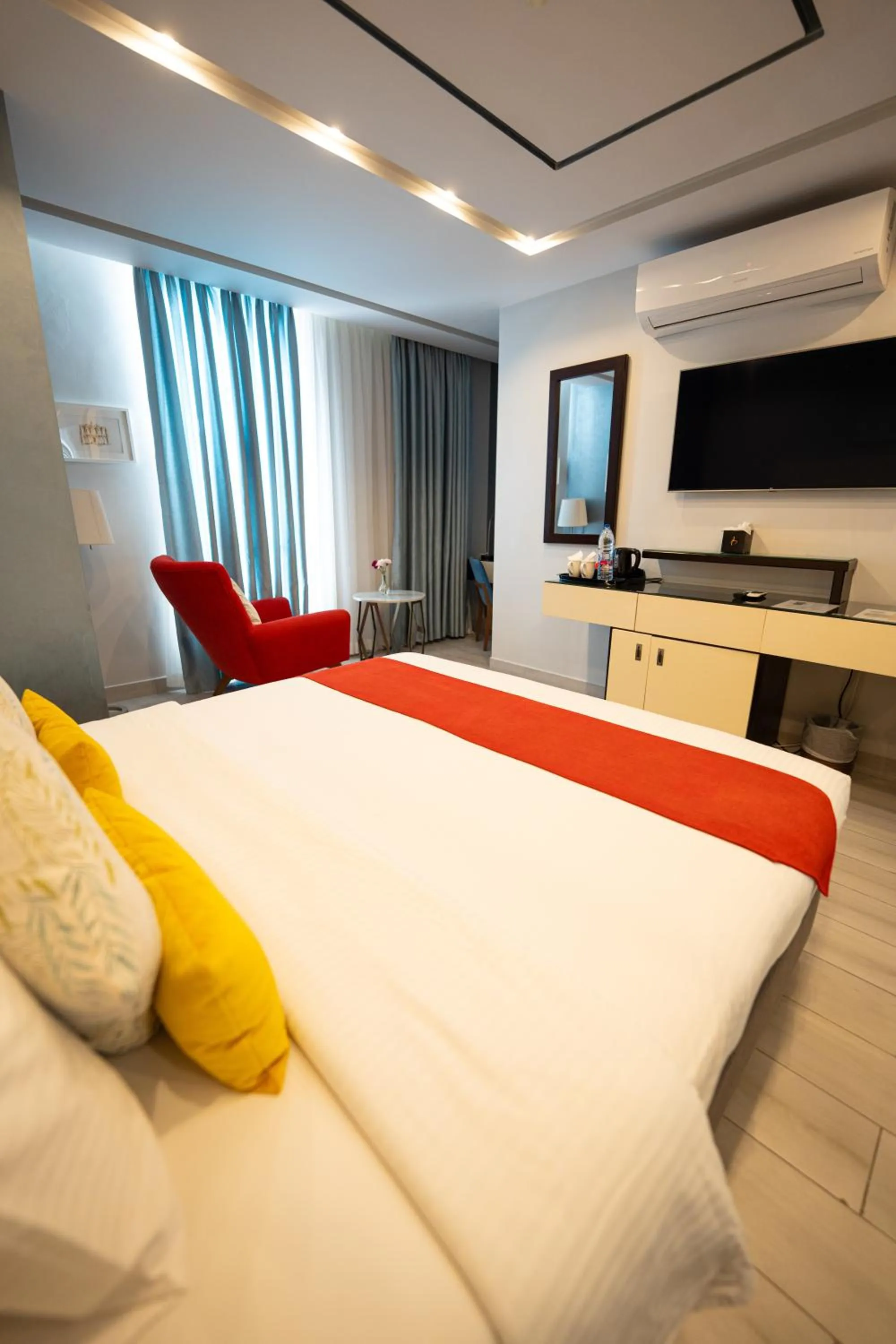 Communal lounge/ TV room, Bed in Petra Boutique Hotel