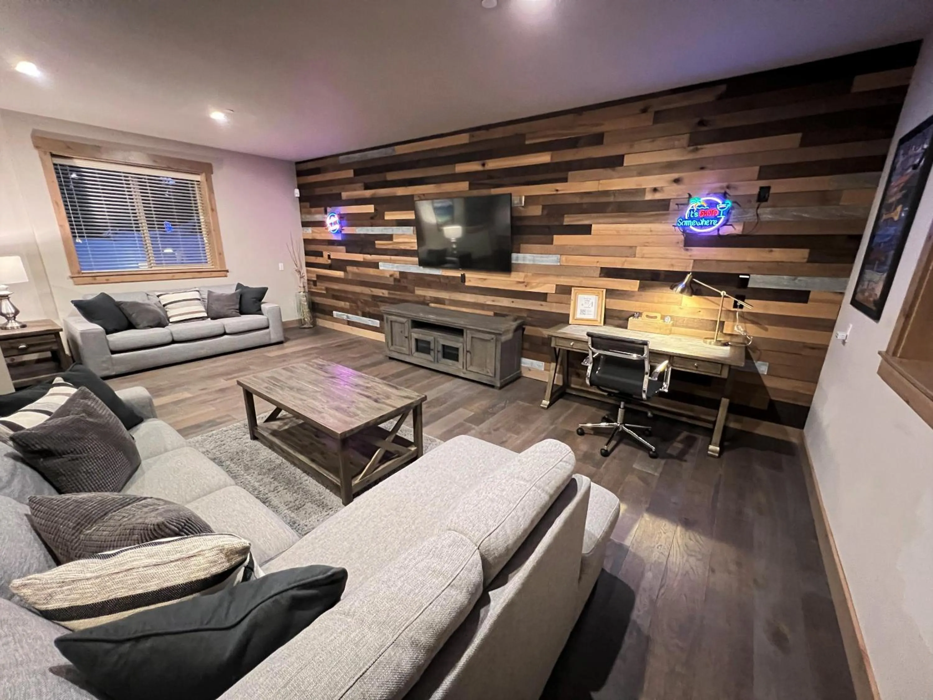 Living room in Saint Bernard - Luxurious Upscale Comfy Mountain Retreat Hot Tub Gas BBQ with Level 2 EV Connection