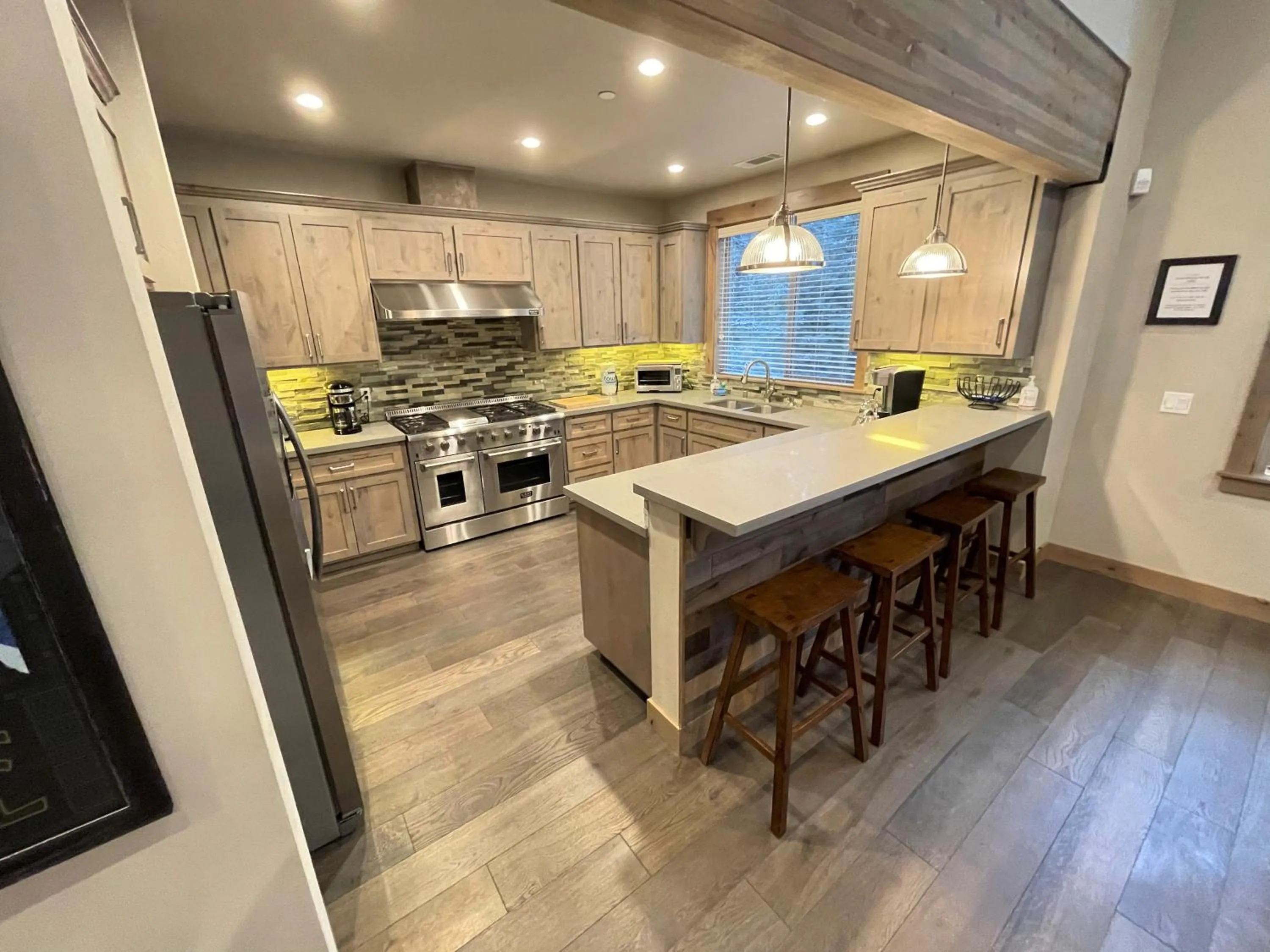 Kitchen or kitchenette in Saint Bernard - Luxurious Upscale Comfy Mountain Retreat Hot Tub Gas BBQ with Level 2 EV Connection