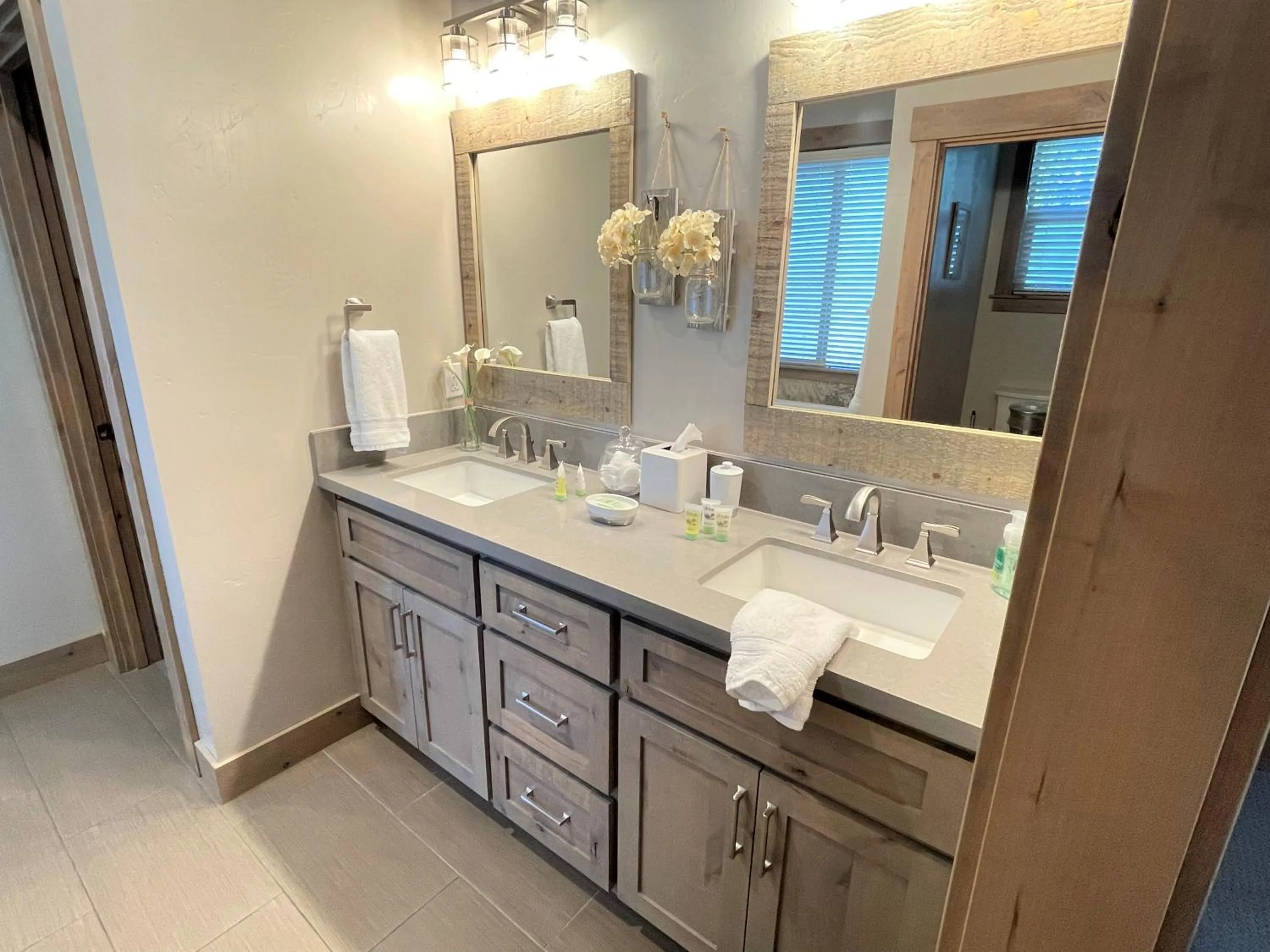 Bathroom in Saint Bernard - Luxurious Upscale Comfy Mountain Retreat Hot Tub Gas BBQ with Level 2 EV Connection