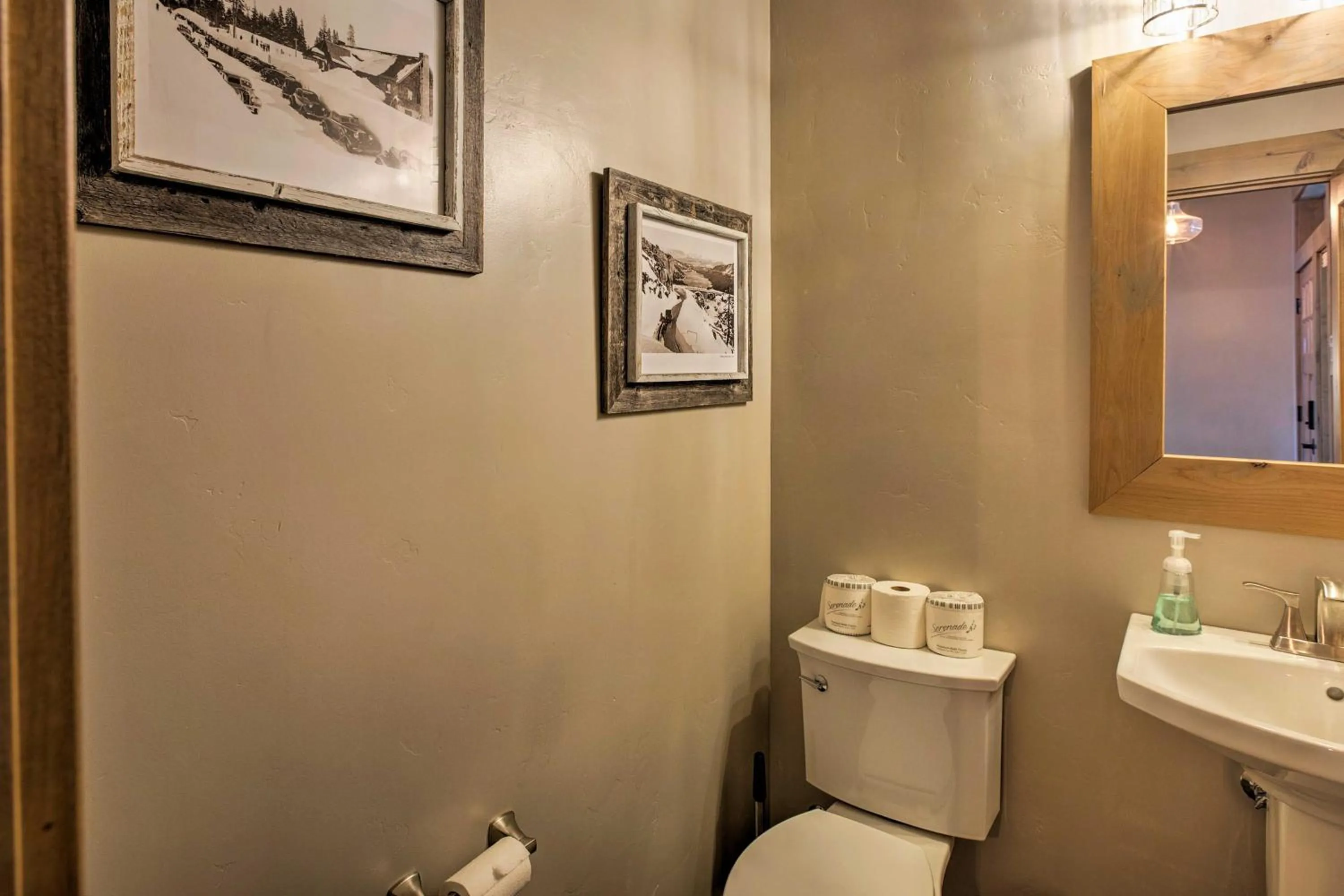 Bathroom in Saint Bernard - Luxurious Upscale Comfy Mountain Retreat Hot Tub Gas BBQ with Level 2 EV Connection