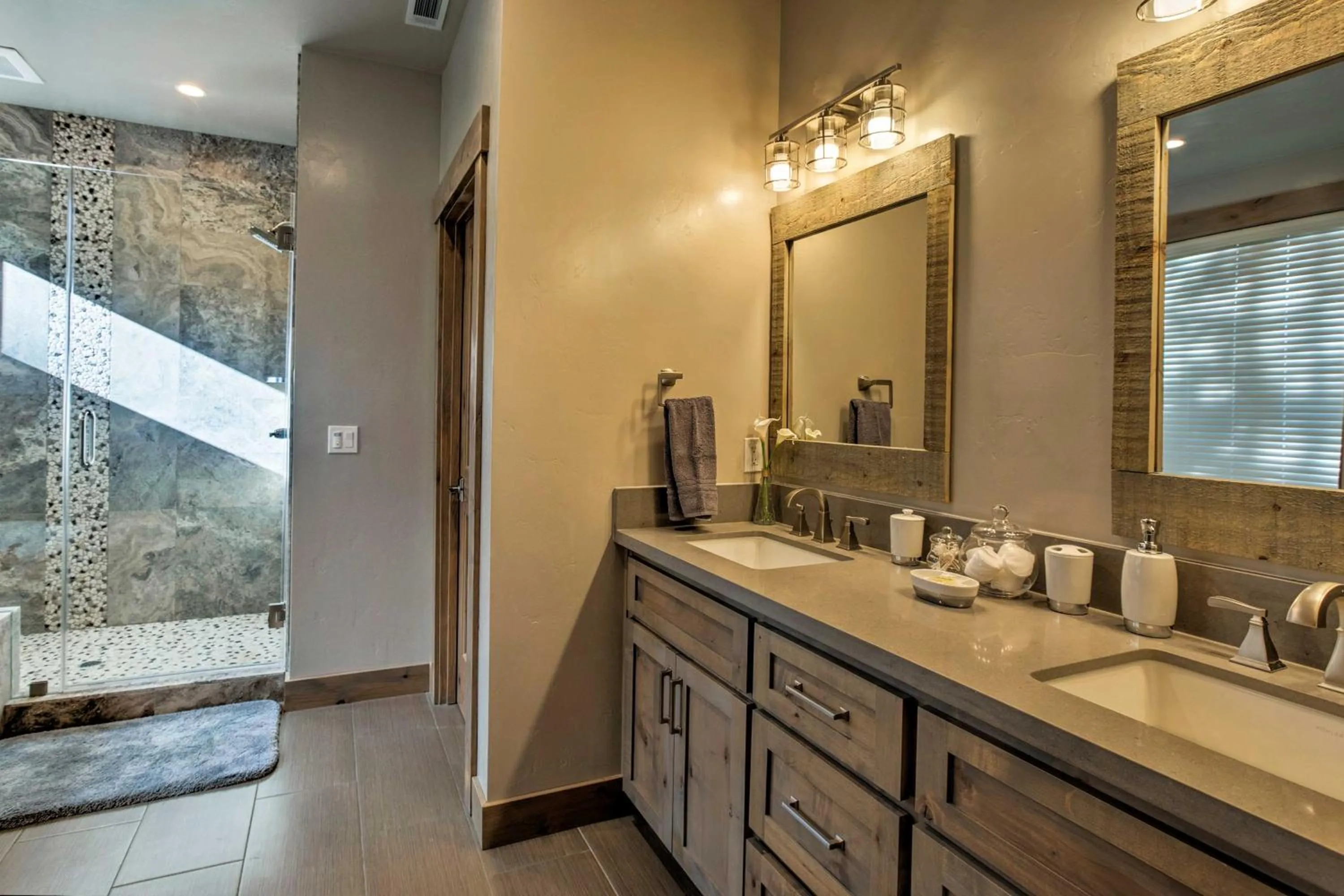 Bathroom in Saint Bernard - Luxurious Upscale Comfy Mountain Retreat Hot Tub Gas BBQ with Level 2 EV Connection