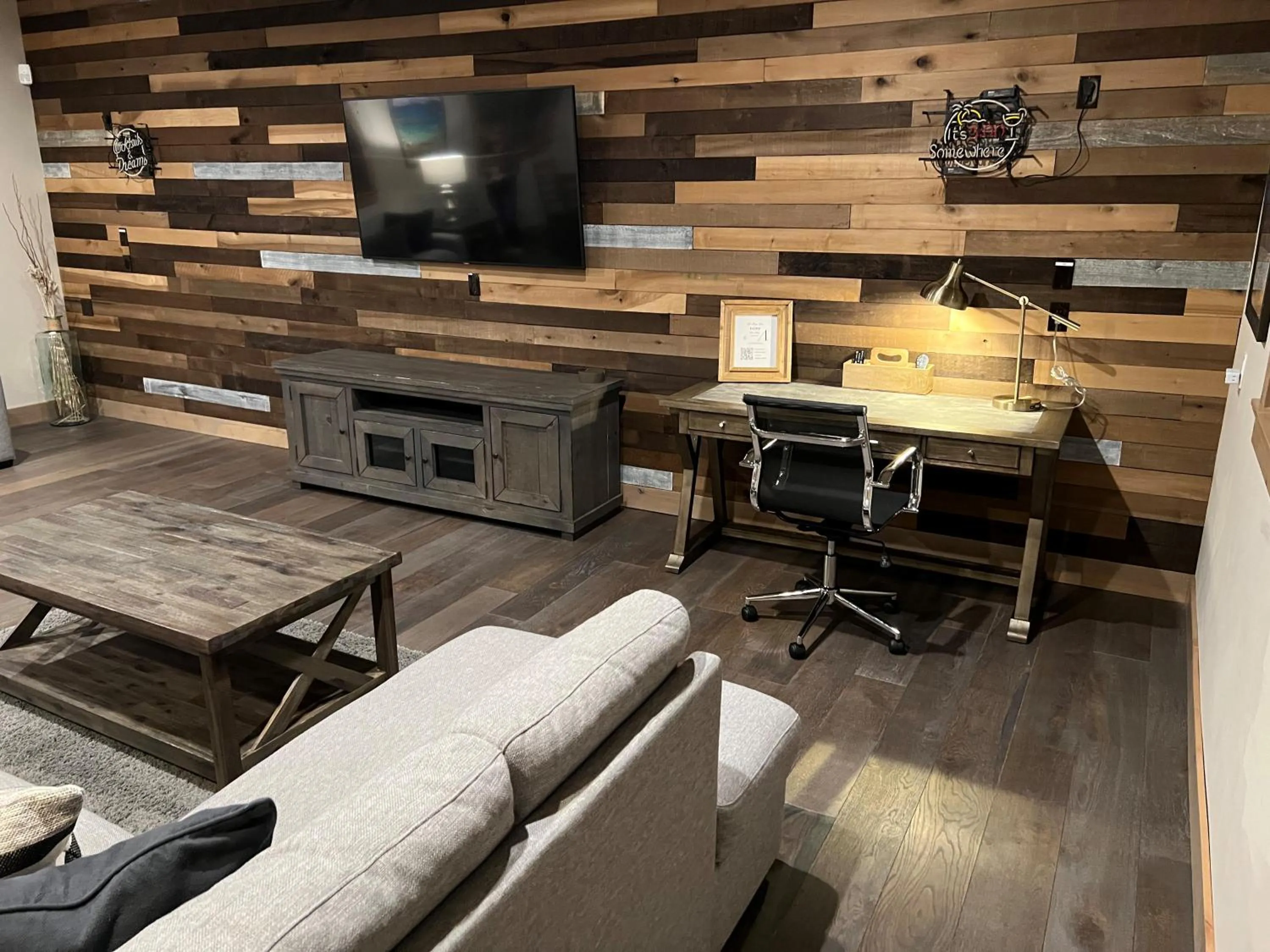 Living room in Saint Bernard - Luxurious Upscale Comfy Mountain Retreat Hot Tub Gas BBQ with Level 2 EV Connection