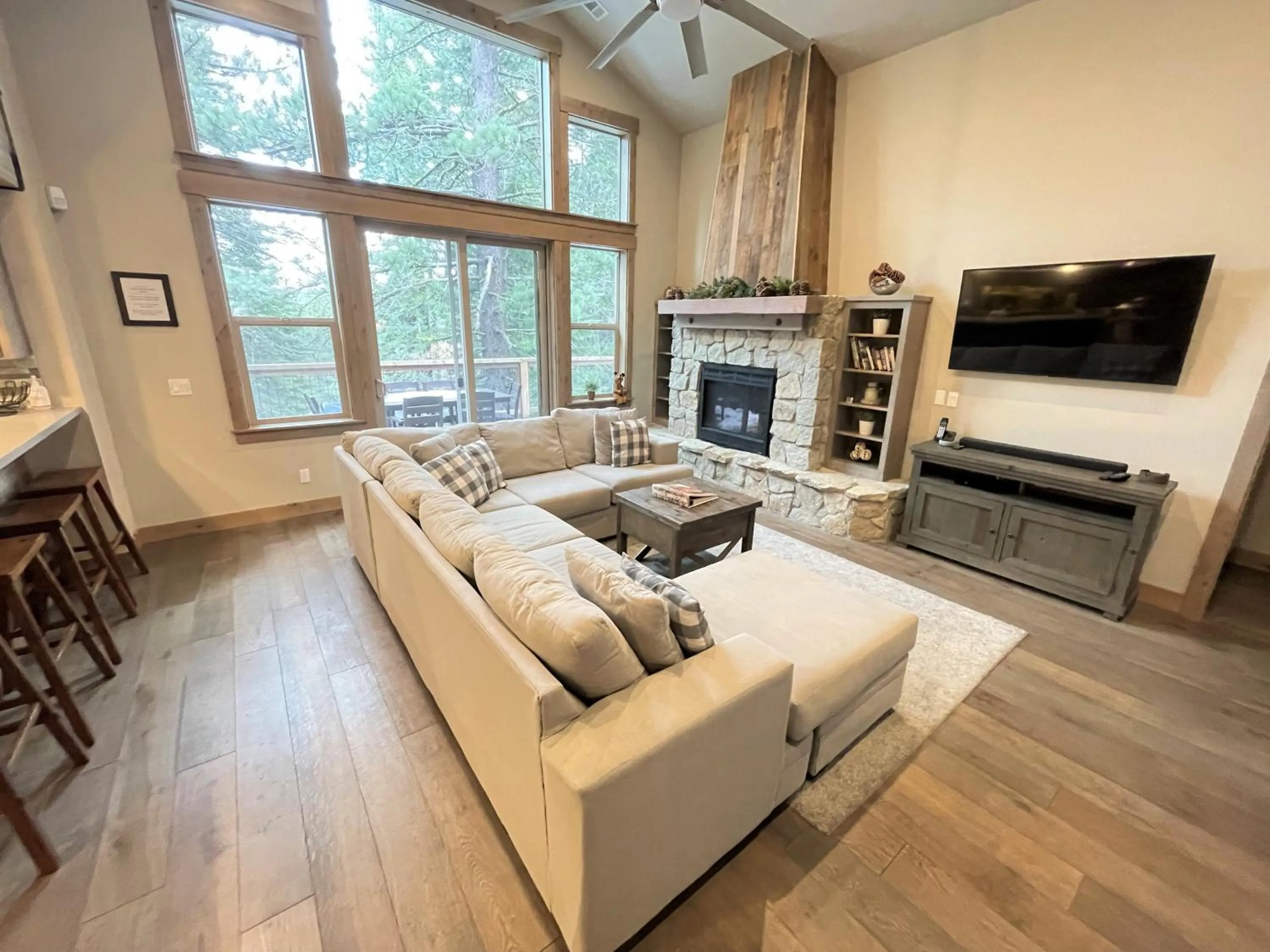 Living room in Saint Bernard - Luxurious Upscale Comfy Mountain Retreat Hot Tub Gas BBQ with Level 2 EV Connection