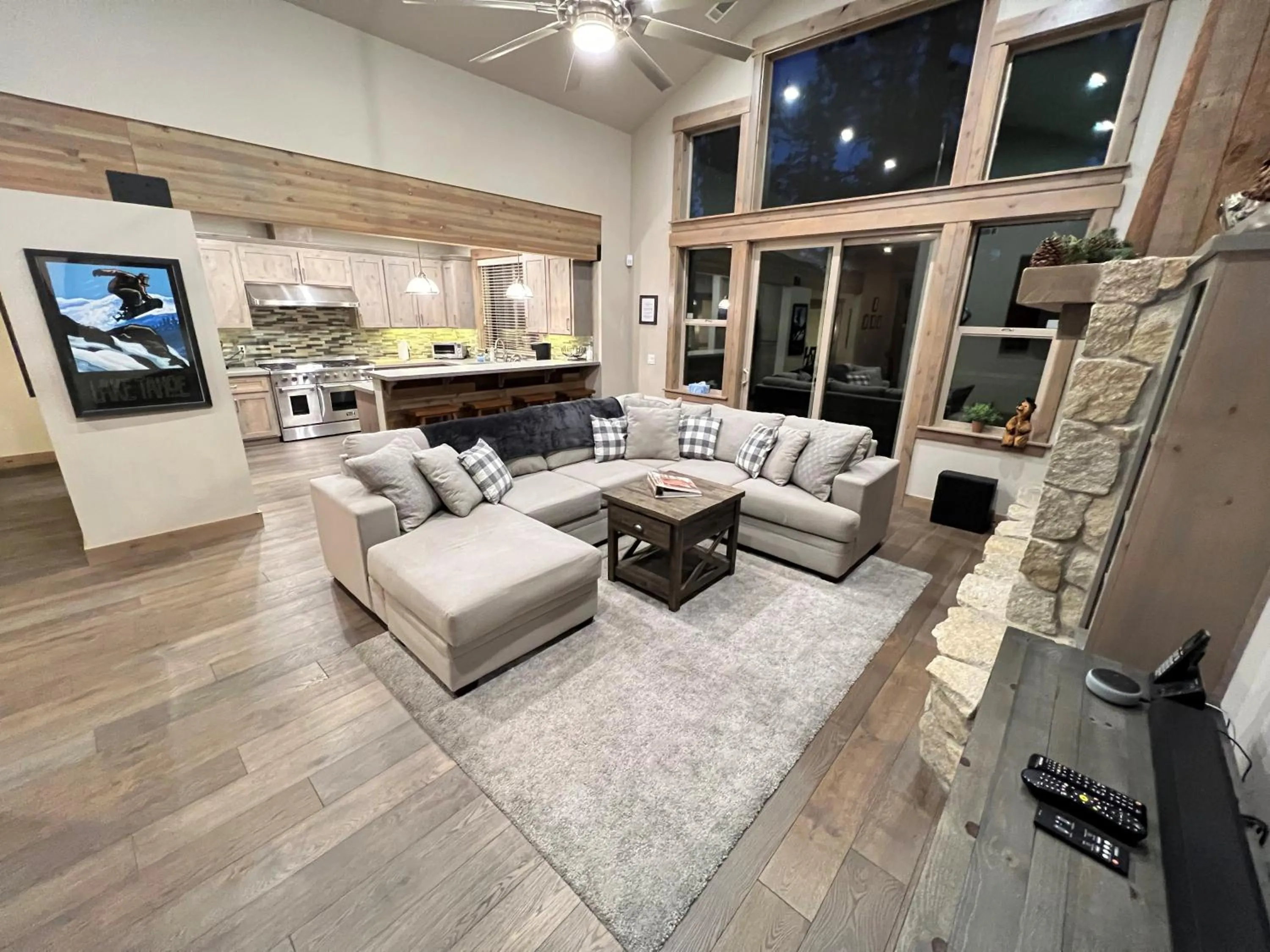 Living room in Saint Bernard - Luxurious Upscale Comfy Mountain Retreat Hot Tub Gas BBQ with Level 2 EV Connection