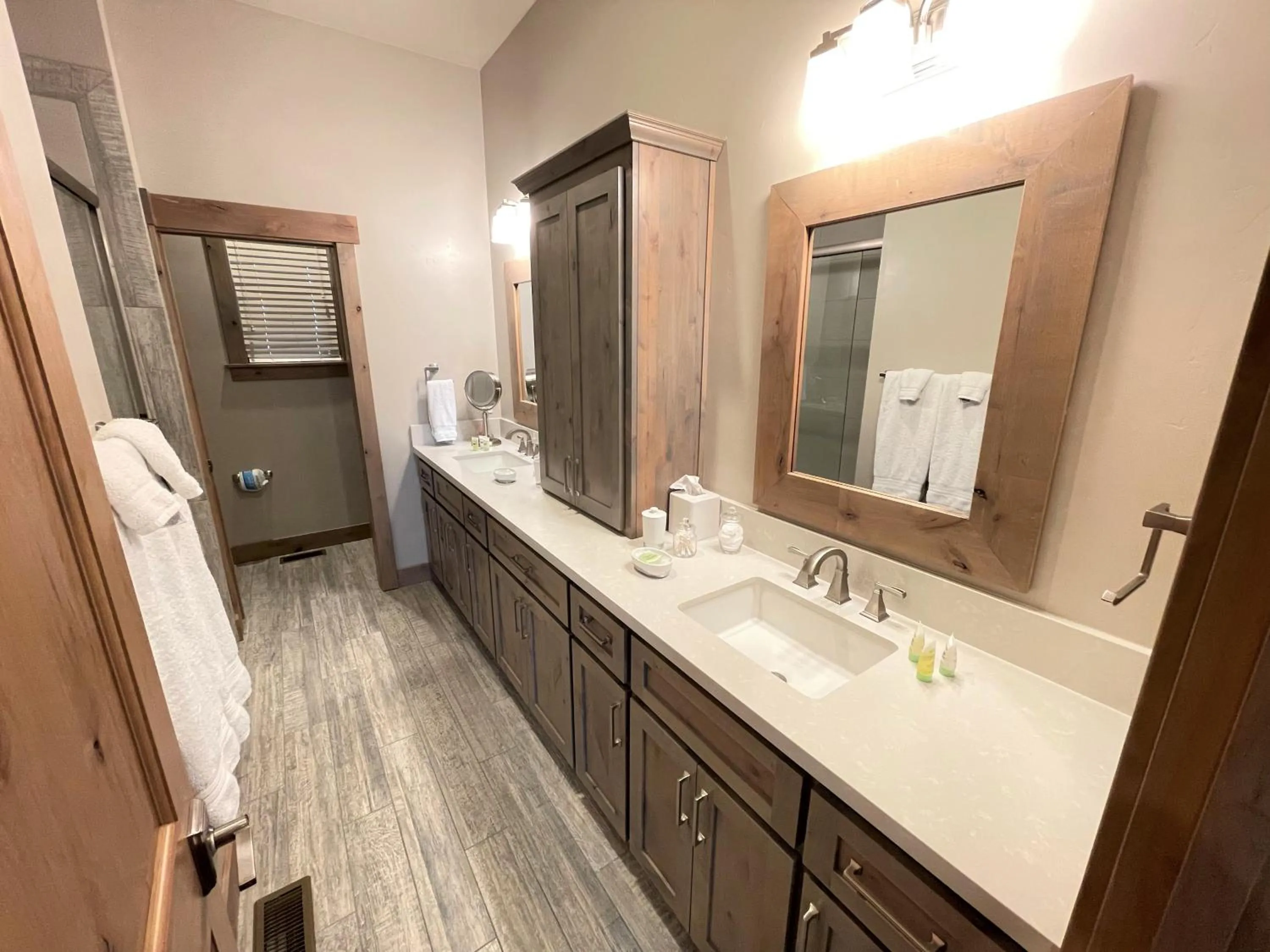 Bathroom in Saint Bernard - Luxurious Upscale Comfy Mountain Retreat Hot Tub Gas BBQ with Level 2 EV Connection