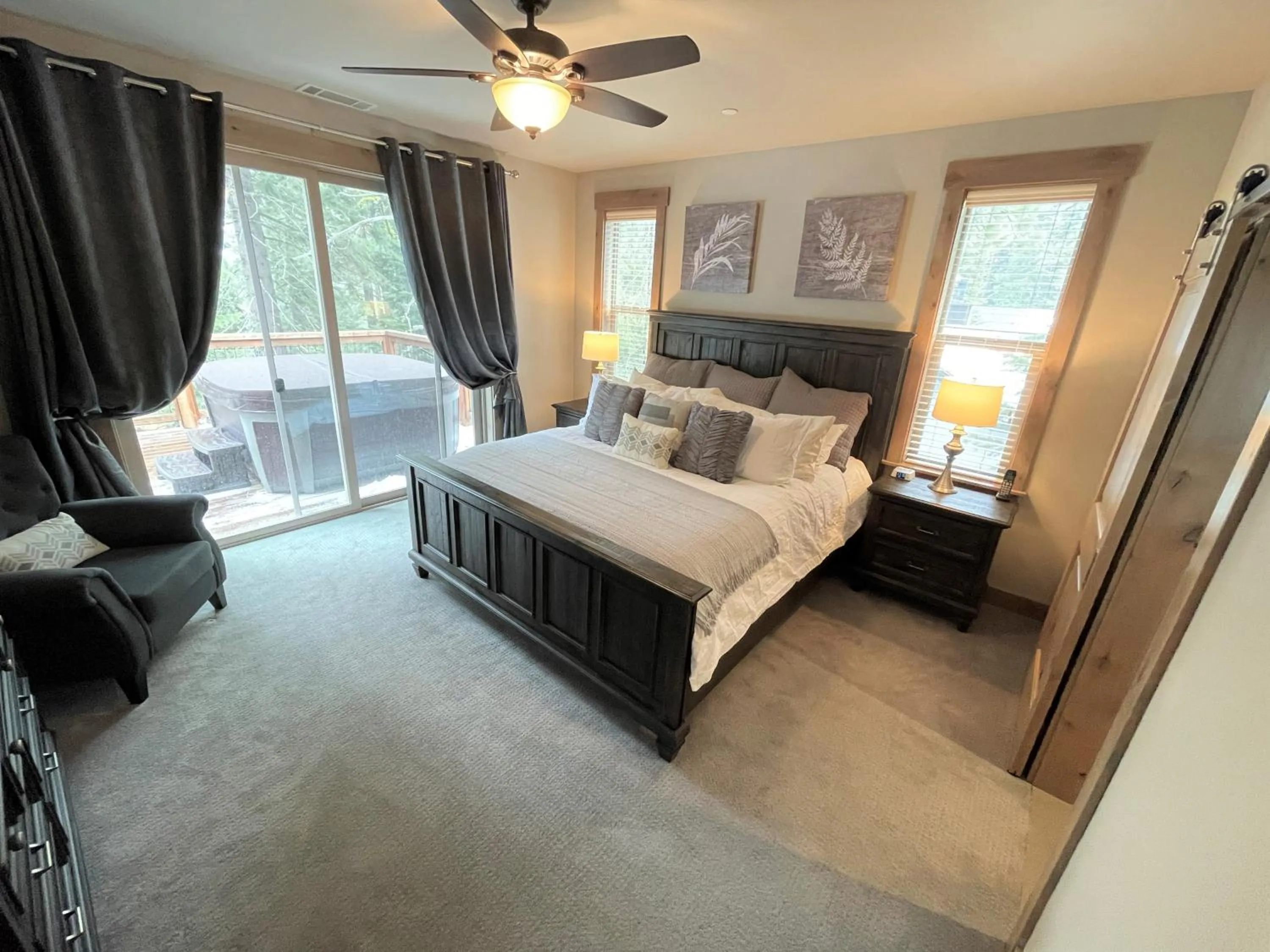 Bedroom, Bed in Saint Bernard - Luxurious Upscale Comfy Mountain Retreat Hot Tub Gas BBQ with Level 2 EV Connection