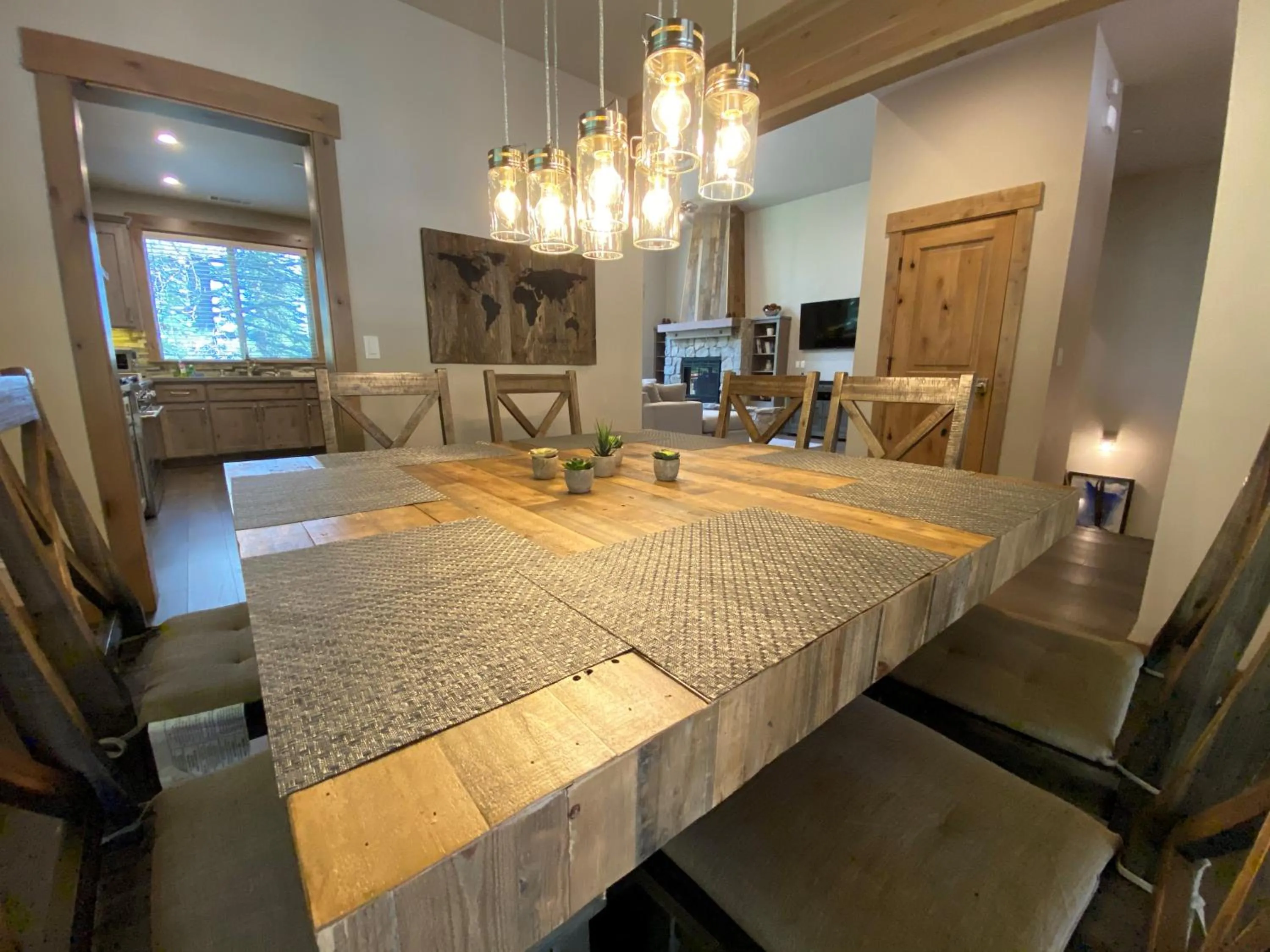 Dining area in Saint Bernard - Luxurious Upscale Comfy Mountain Retreat Hot Tub Gas BBQ with Level 2 EV Connection