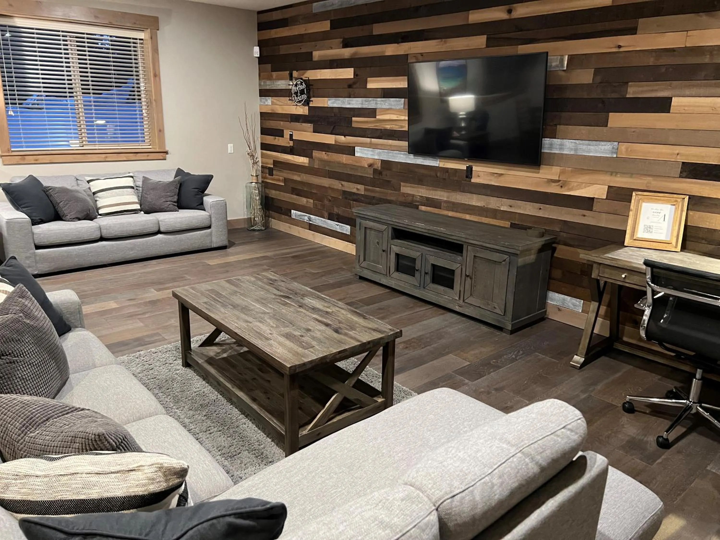 Living room in Saint Bernard - Luxurious Upscale Comfy Mountain Retreat Hot Tub Gas BBQ with Level 2 EV Connection