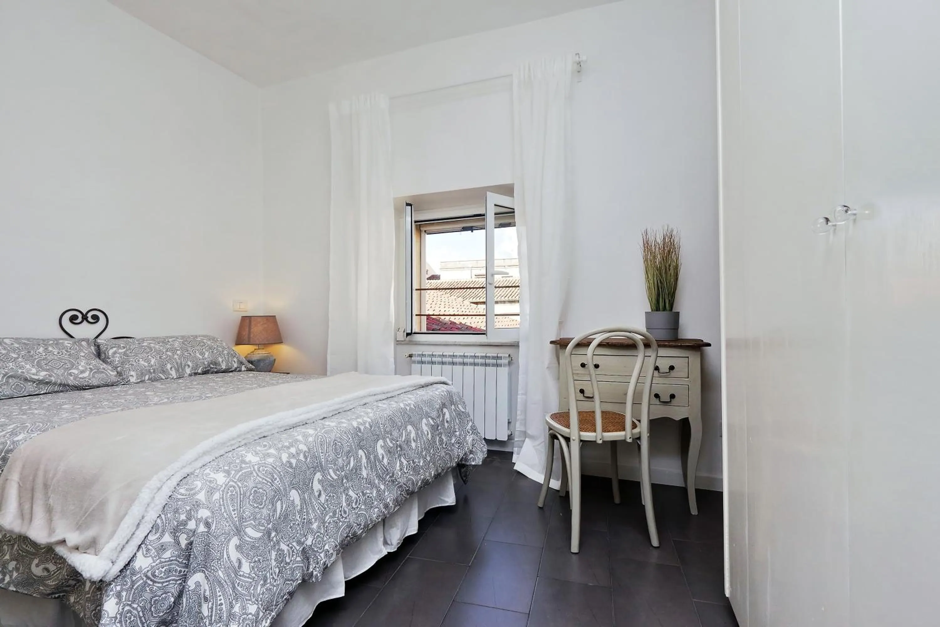 Bed in Monti charming apartment - Rome short let Service