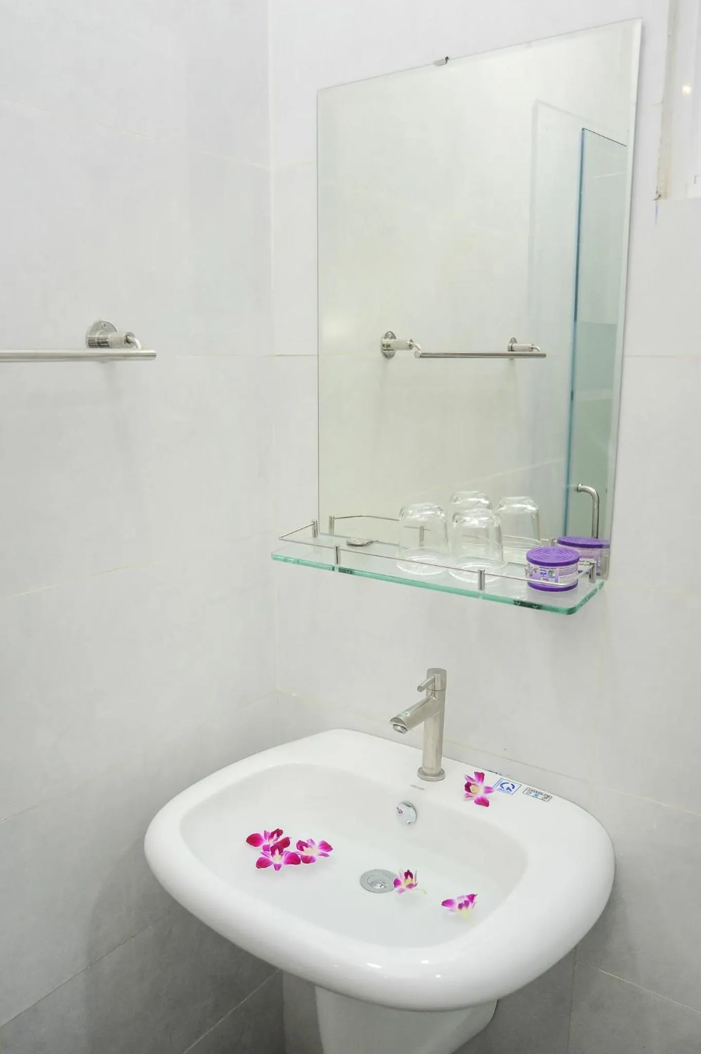 Bathroom in My Anh 120 Central Saigon Hotel Ben Thanh Market