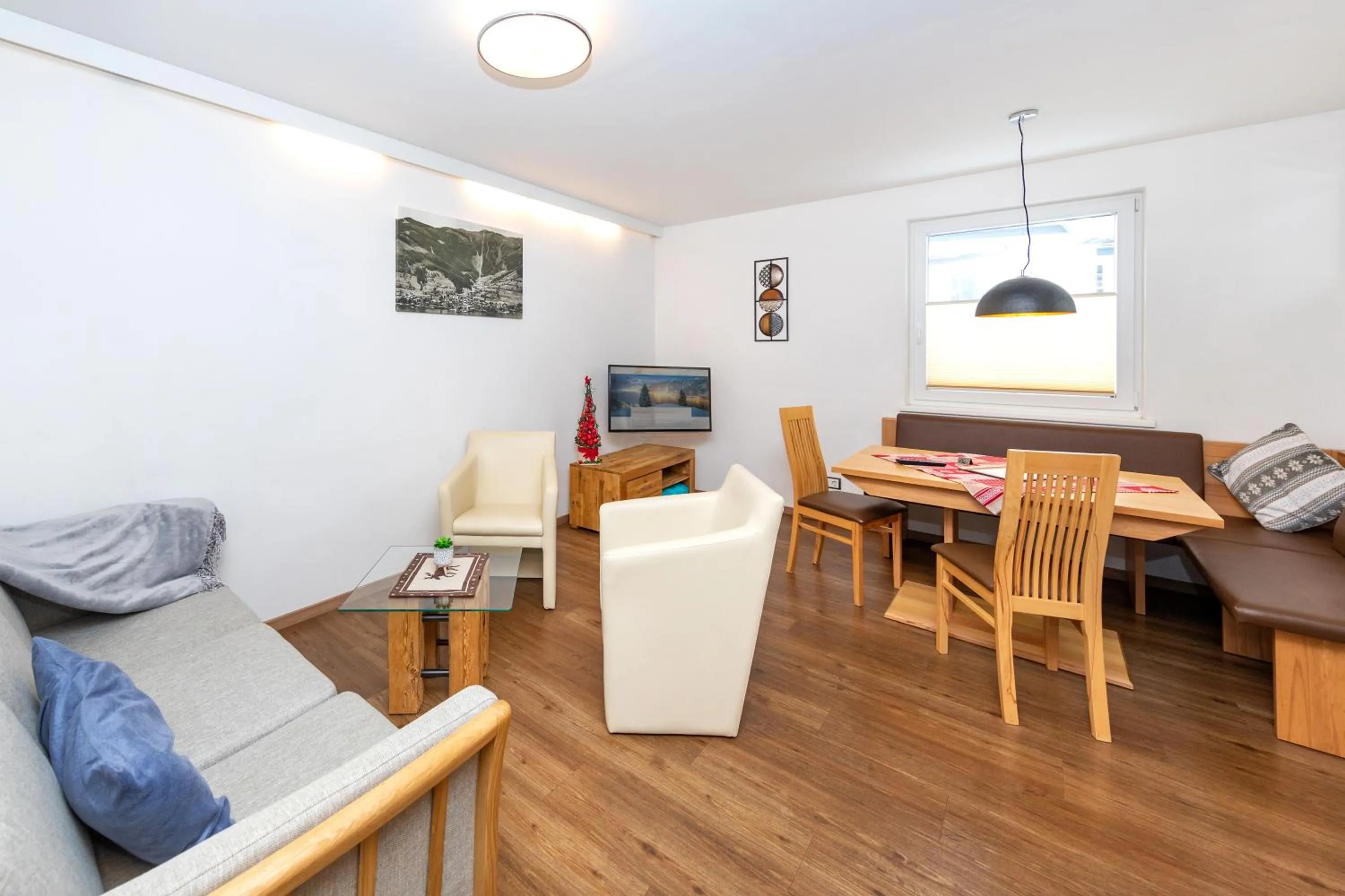 Seating area in Appartement Living Schönwies apartments with private Infrared cabin and Zell am See Kaprun summercard