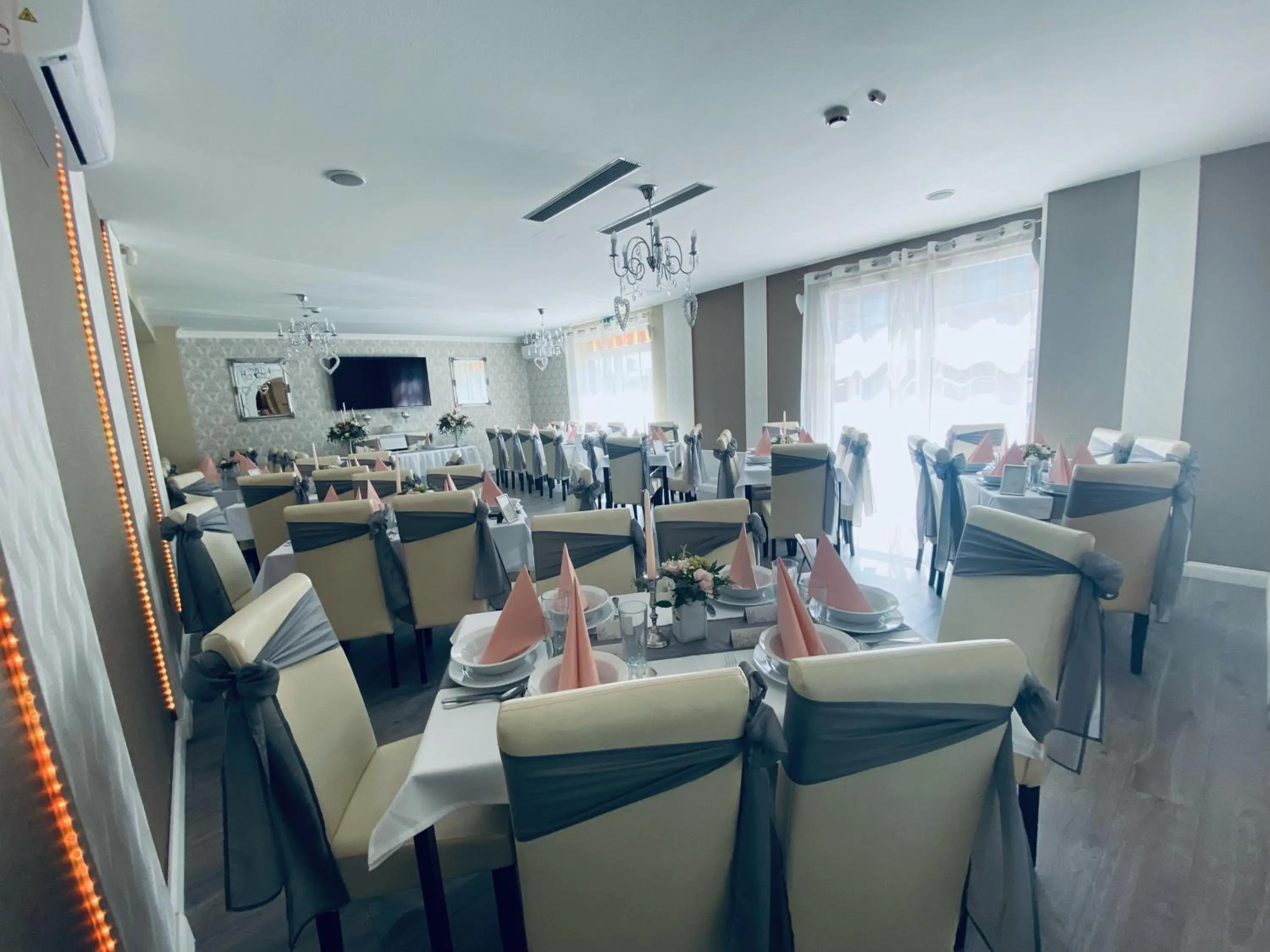 Restaurant/places to eat in Libra Hotel