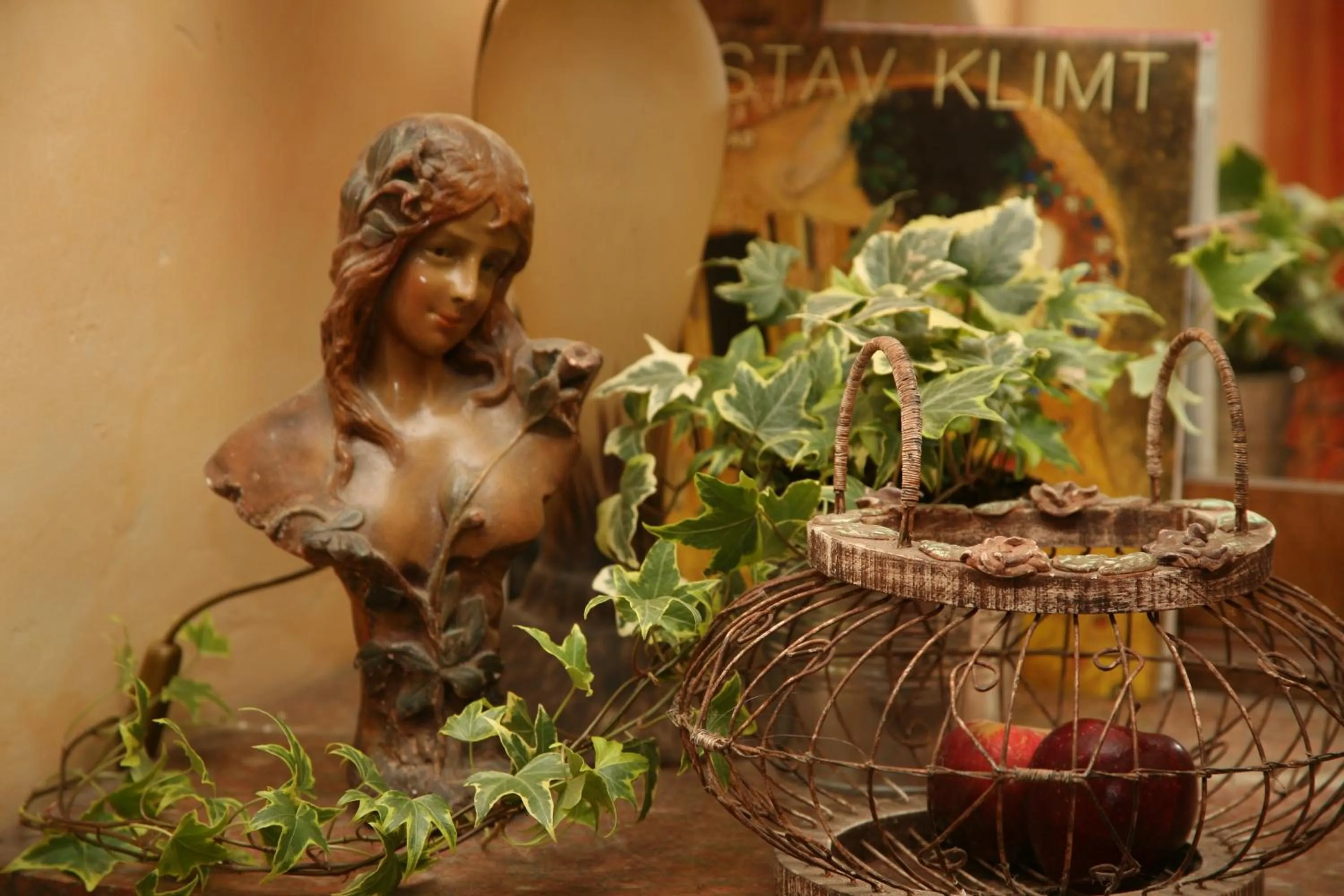 Decorative detail in Chambres "Au Jardin"