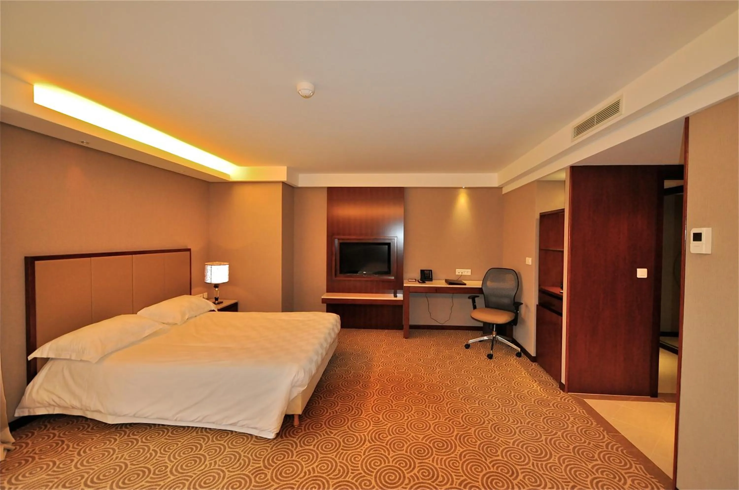Photo of the whole room, Bed in Hôtel Huatian Chinagora