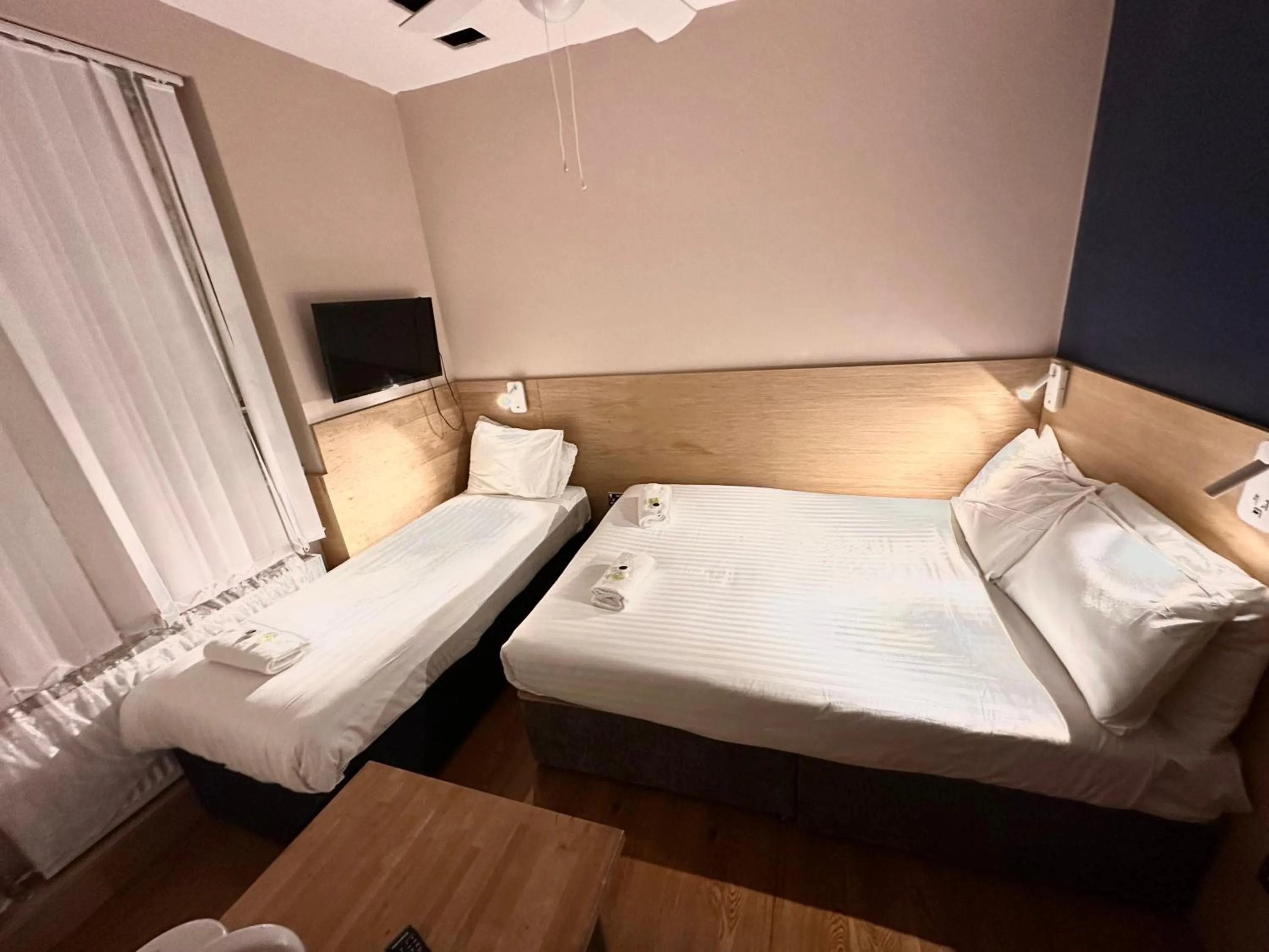 Photo of the whole room, Bed in Sheriff Hotel