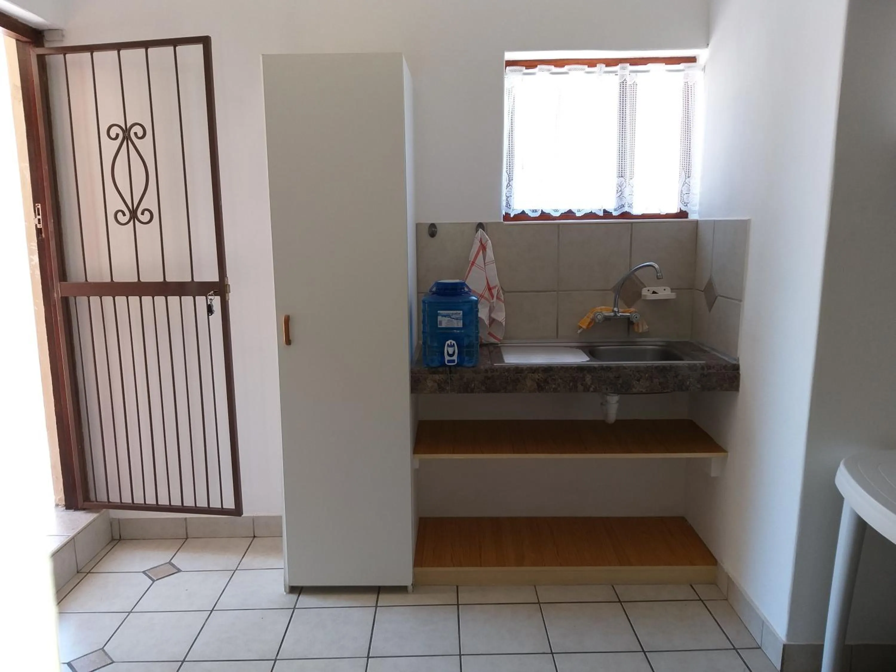 Kitchen or kitchenette in DJ'S B&B in Table View Cape Town