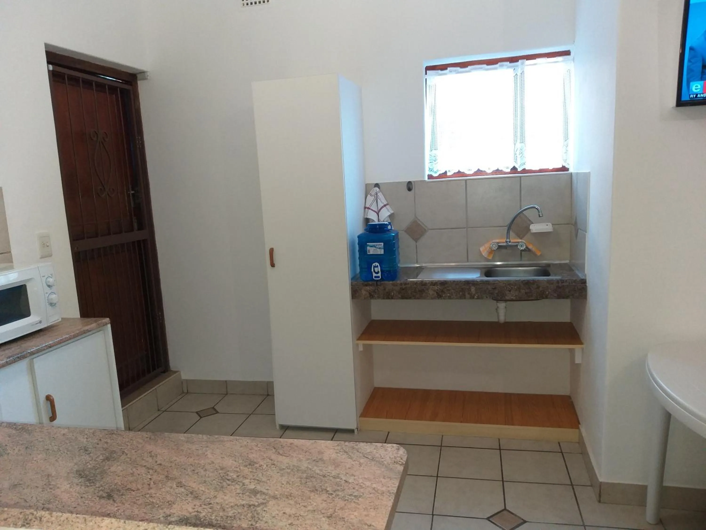 Kitchen or kitchenette in DJ'S B&B in Table View Cape Town