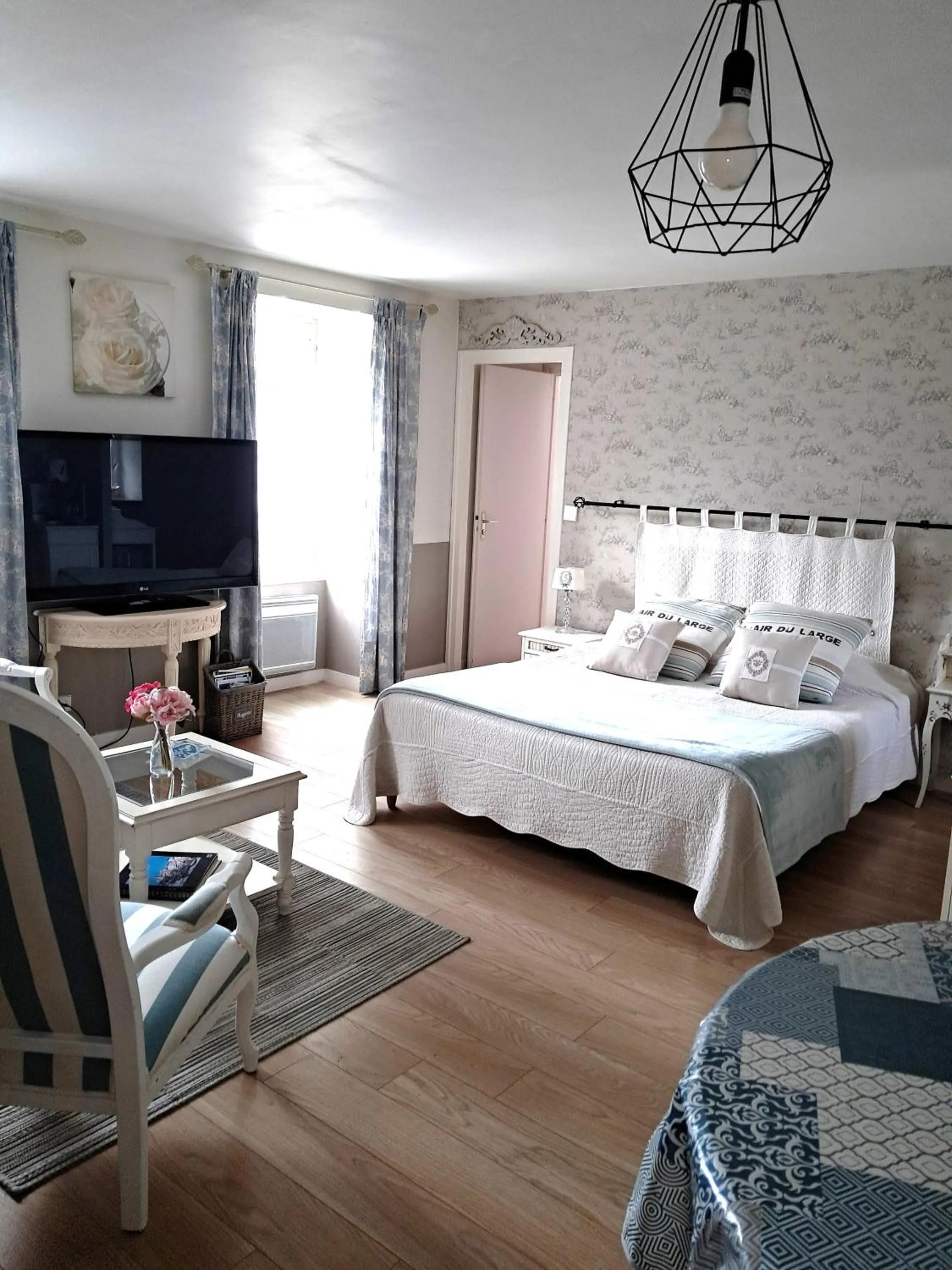 Bedroom, Bed in Les Hortensias de Kerbarch