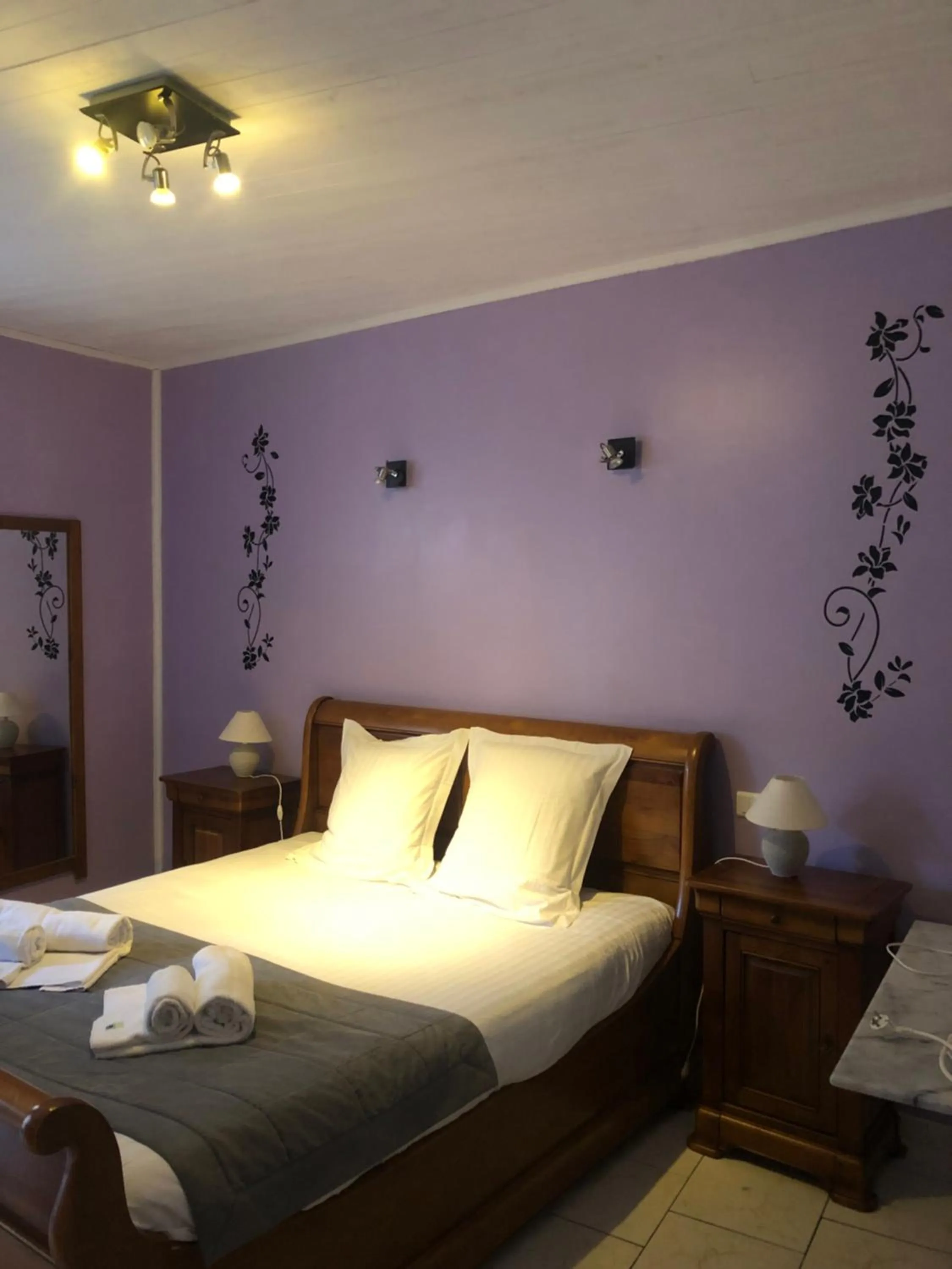 Bed in Hotel L'Oustau de la Font