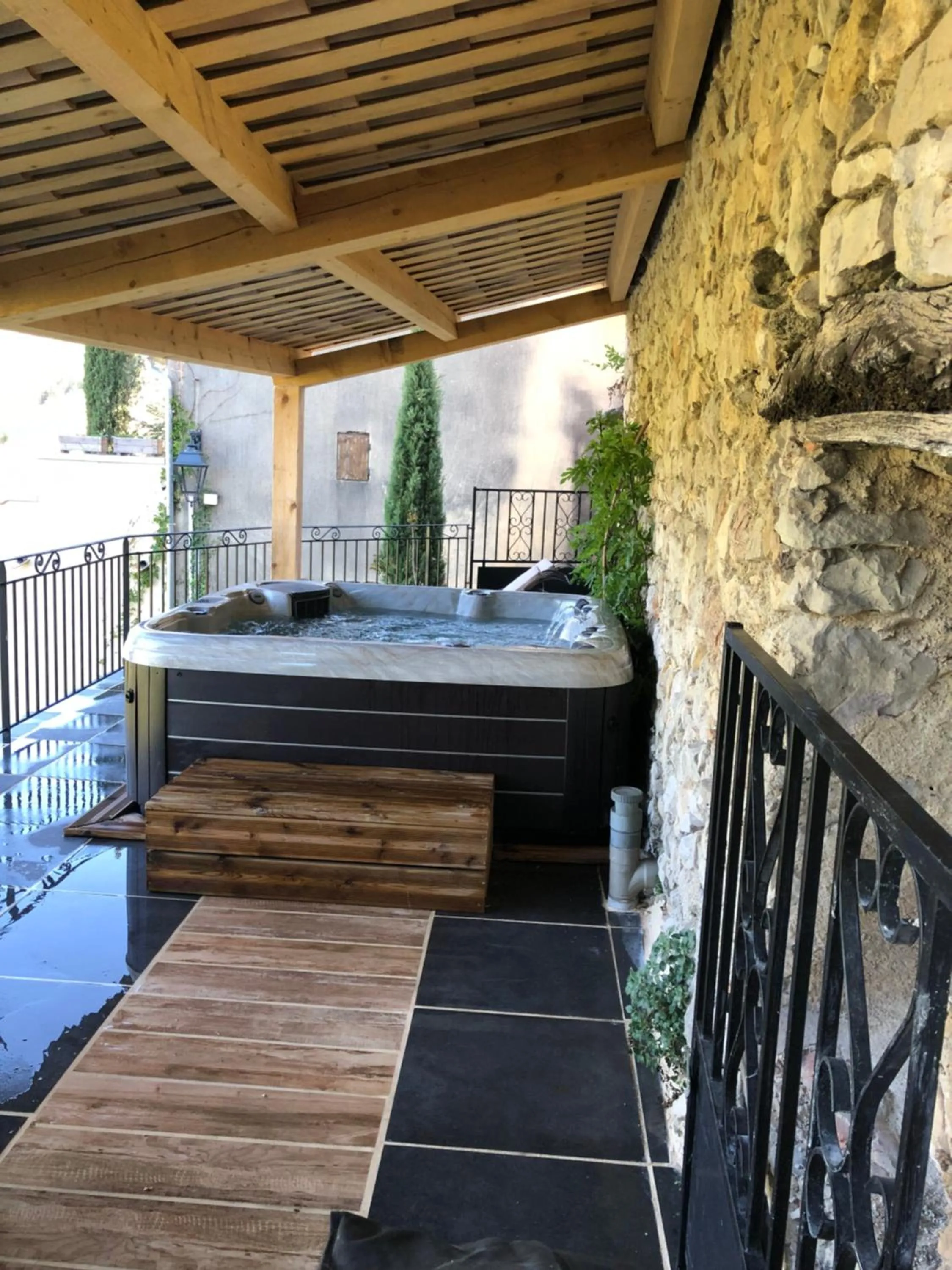 Hot Tub in Hotel L'Oustau de la Font