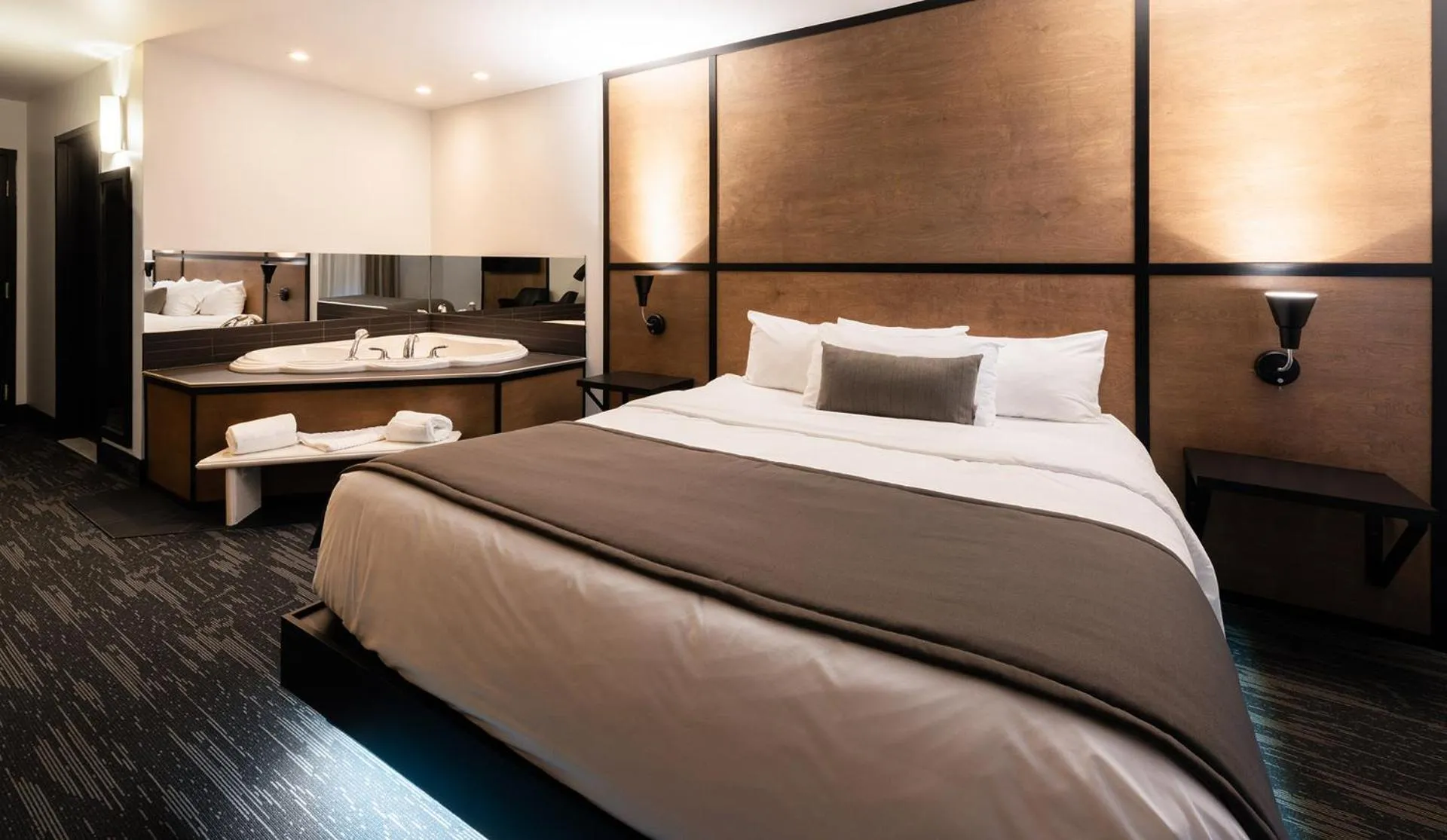 Hot Tub, Bed in AX Hotel