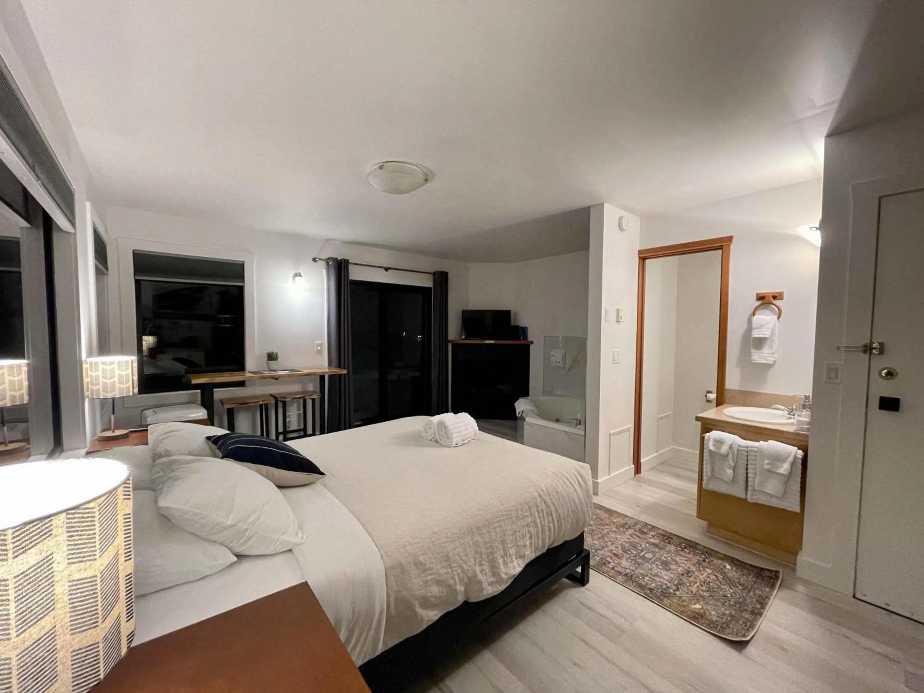 Property building, Bed in Private Room On Waterfront Property With Hot Tub & Firepit - Sea Esta