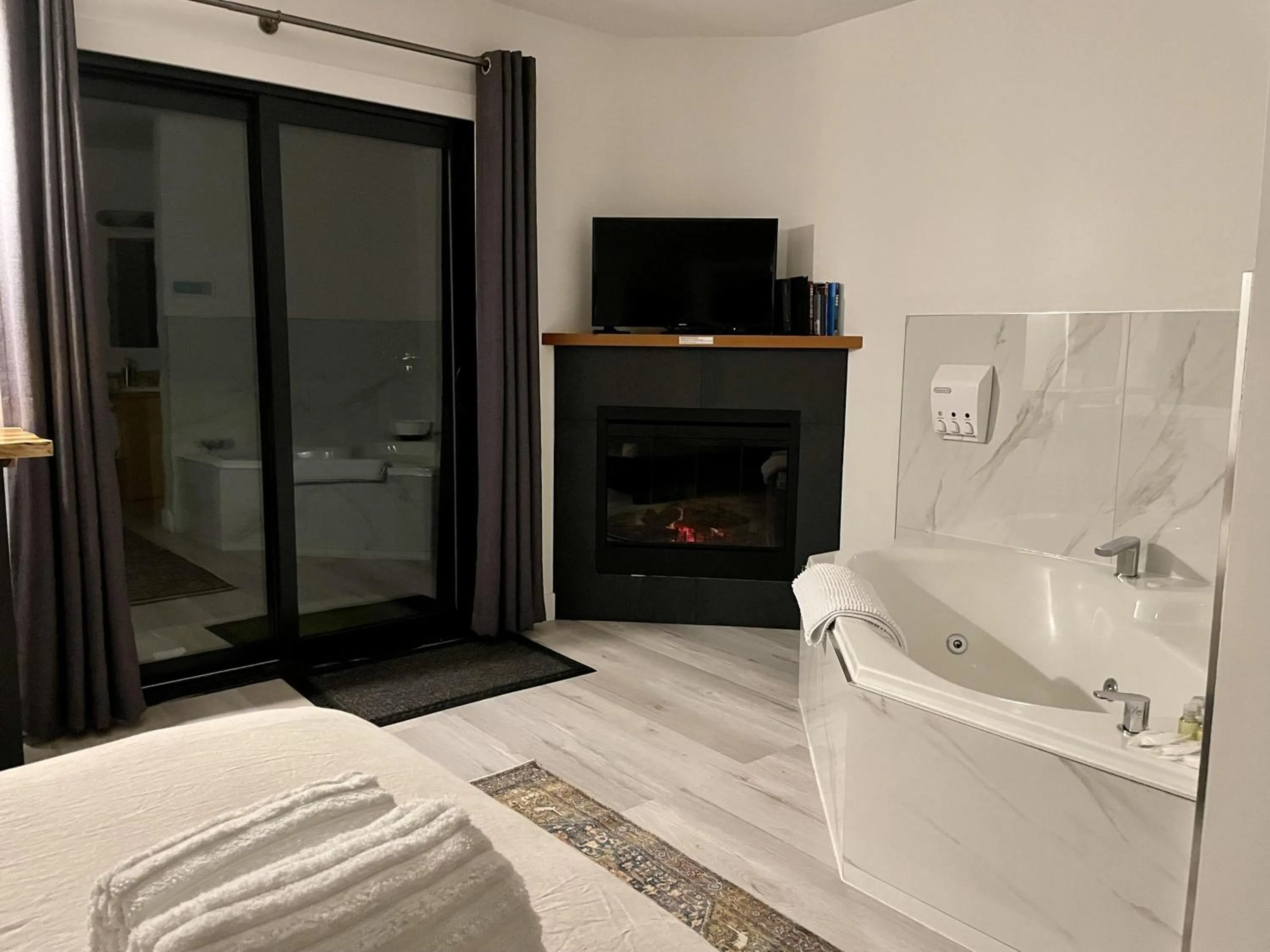 Property building, Bed in Private Room On Waterfront Property With Hot Tub & Firepit - Sea Esta