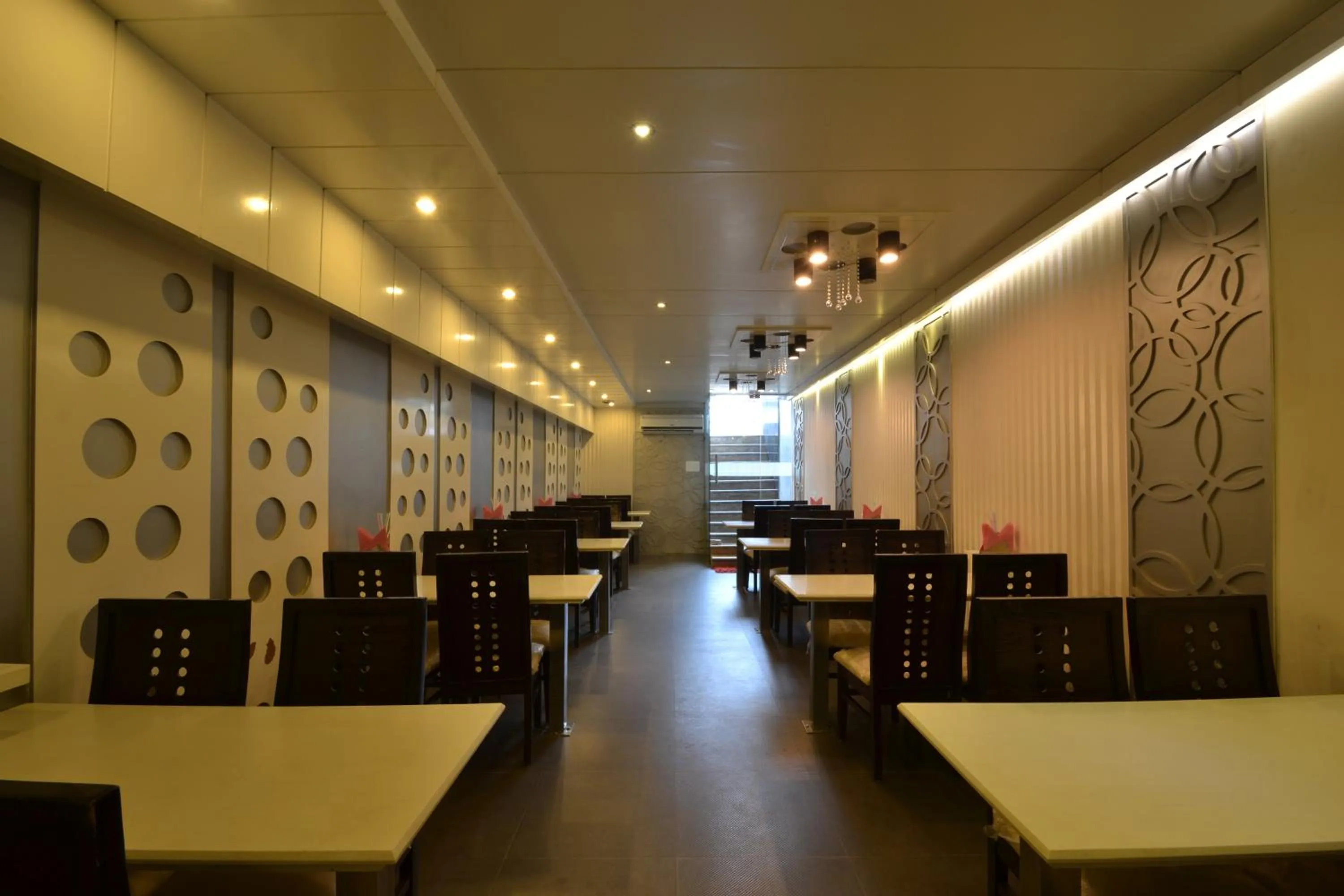Restaurant/places to eat in Hotel Central Residency