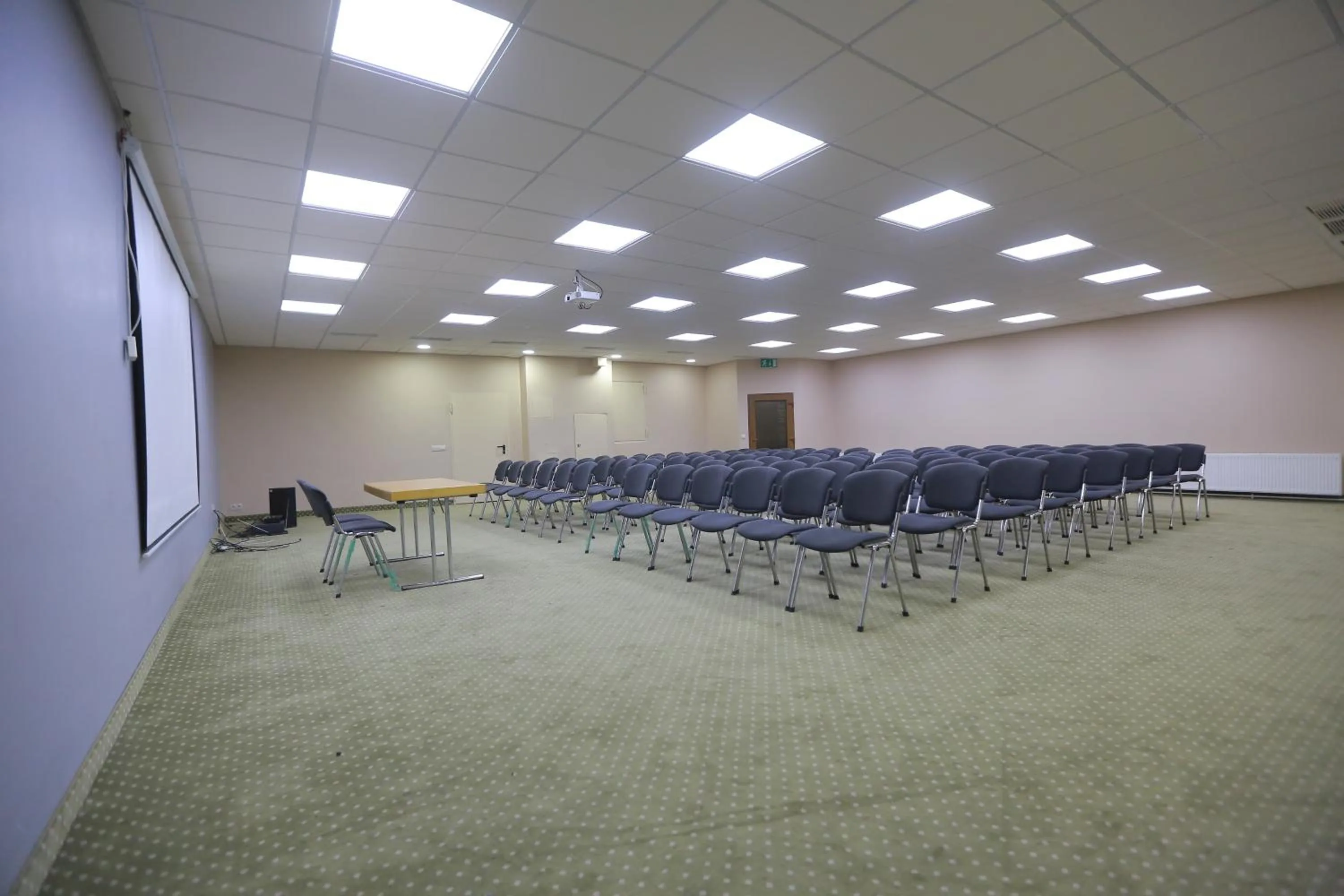 Business facilities in Shodlik Palace