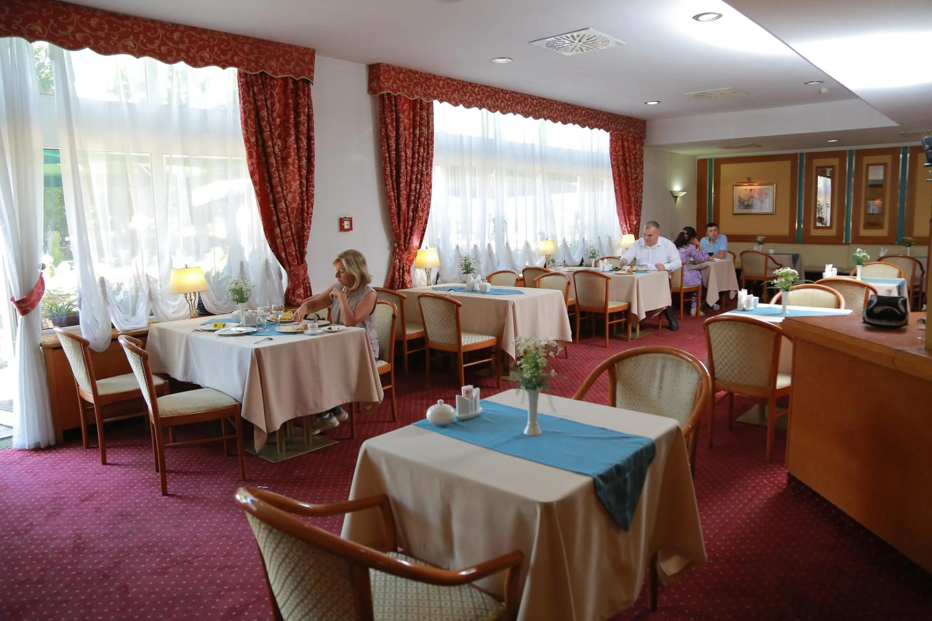 Restaurant/places to eat in Shodlik Palace