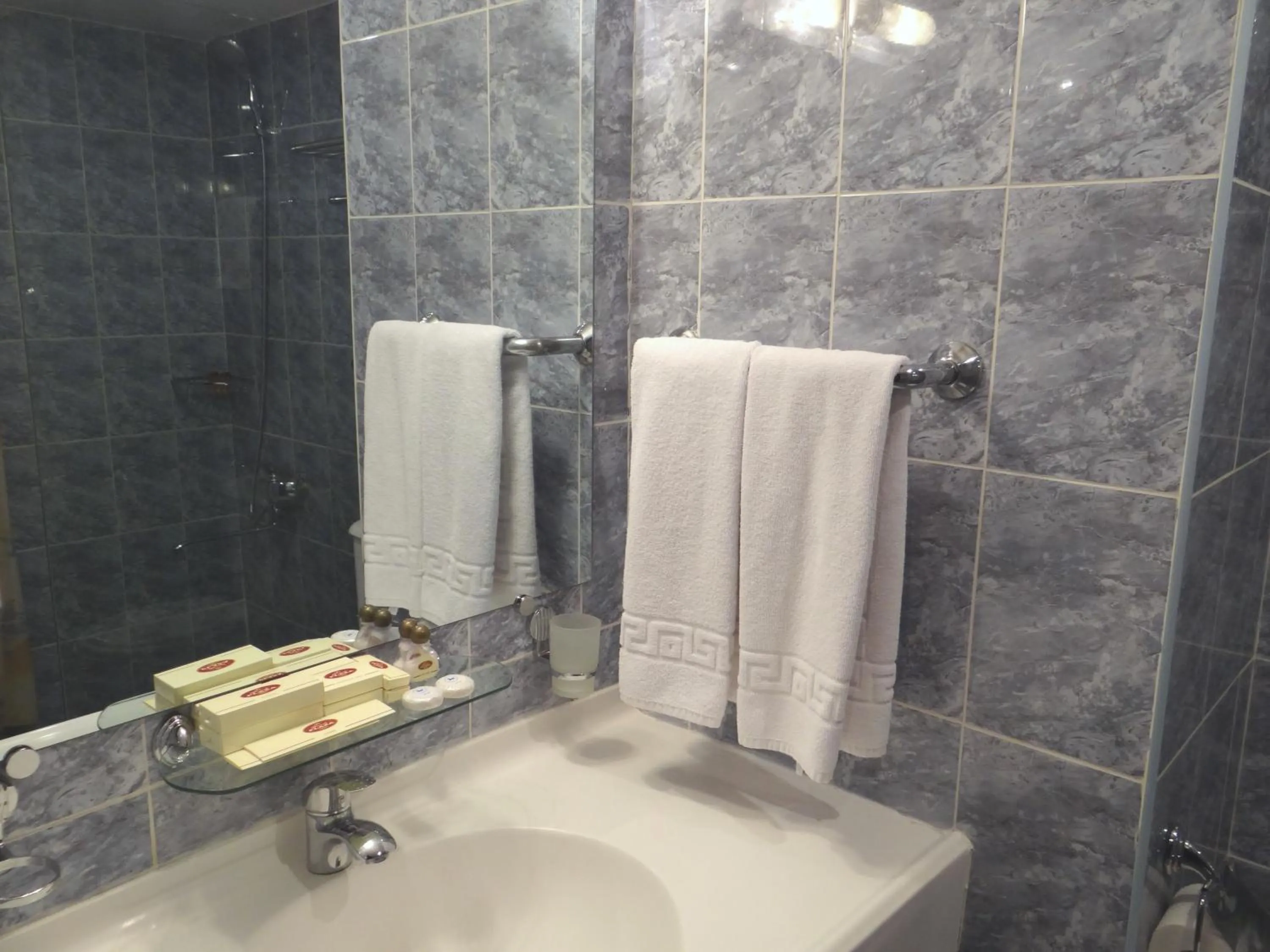 Bathroom in Le Grande Plaza Hotel