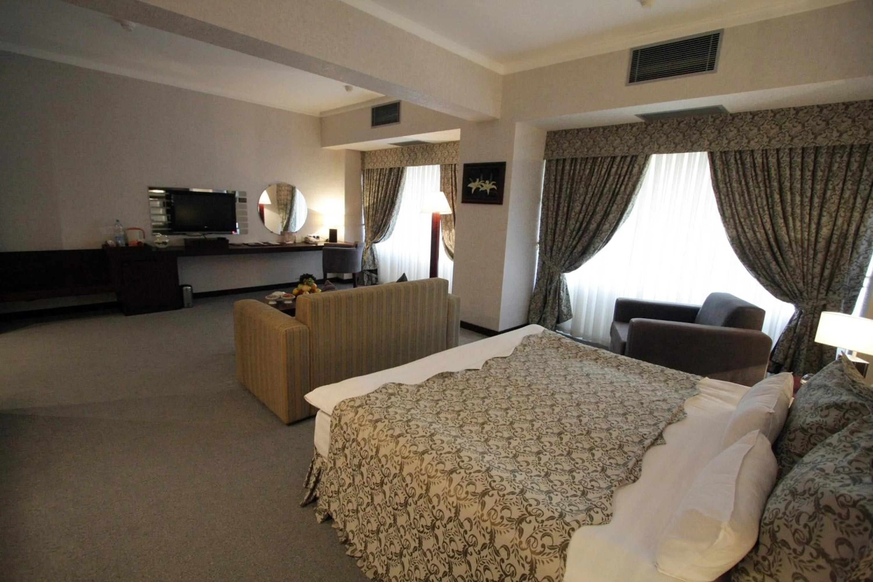 Photo of the whole room, Bed in Le Grande Plaza Hotel