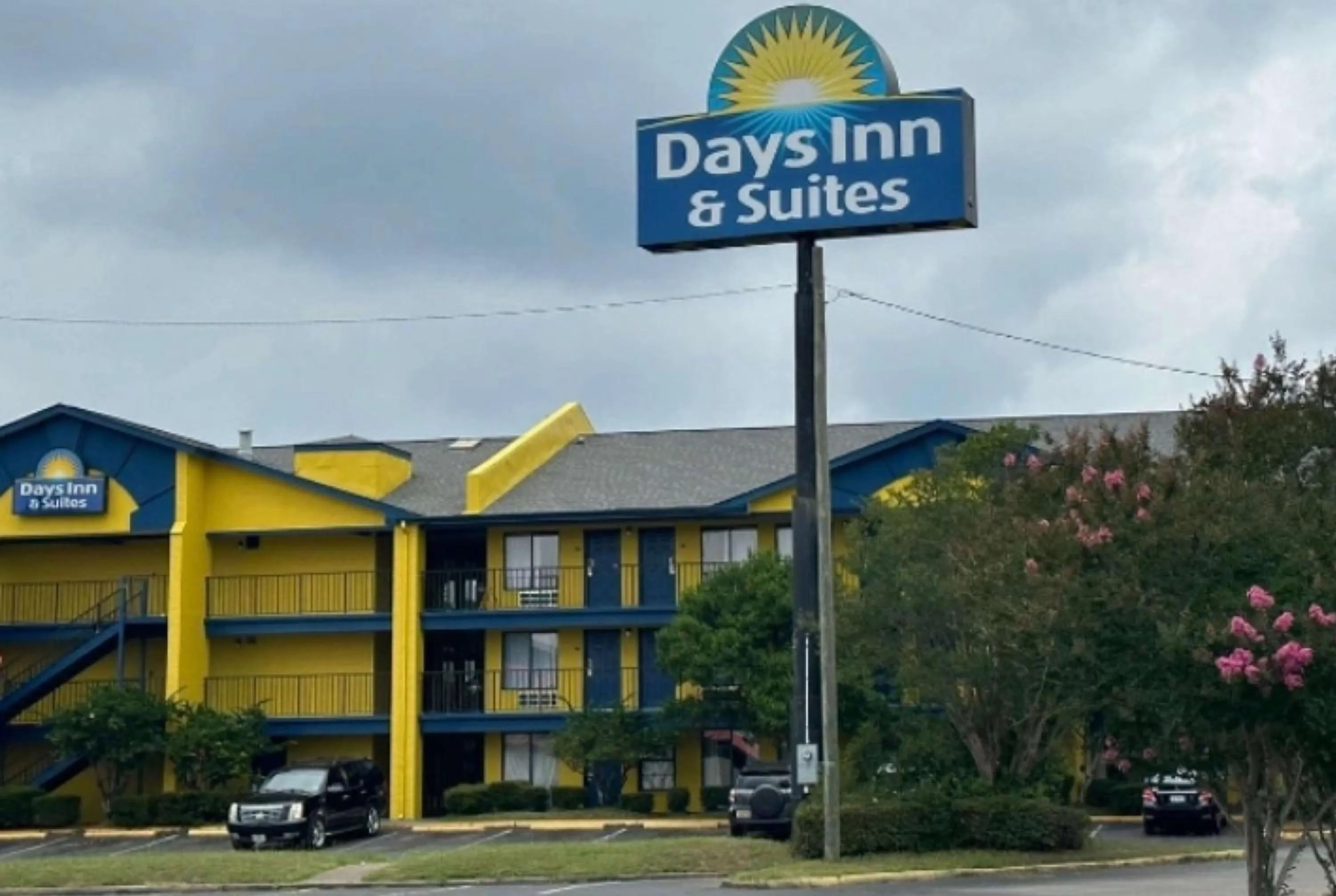Property building in Days Inn & Suites Mobile